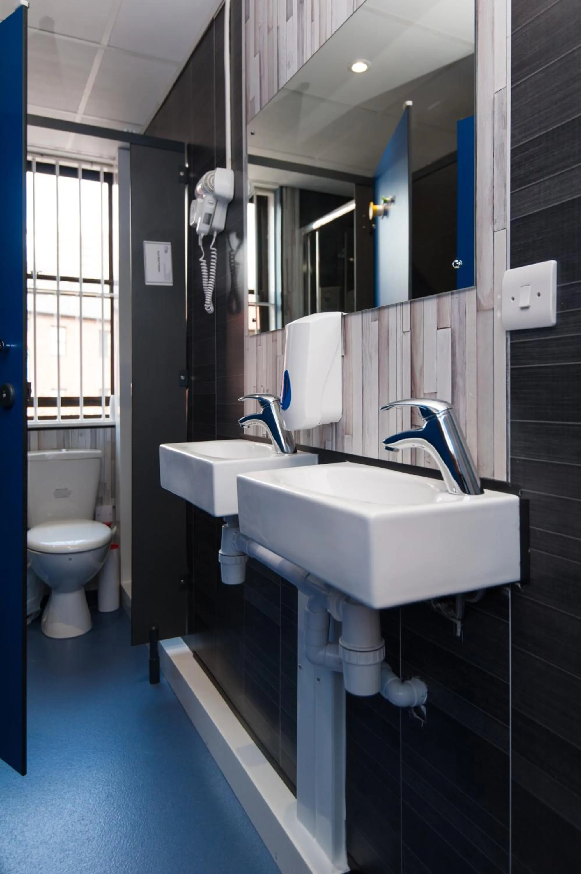 Toilet in Russell Scott Backpackers Hostel