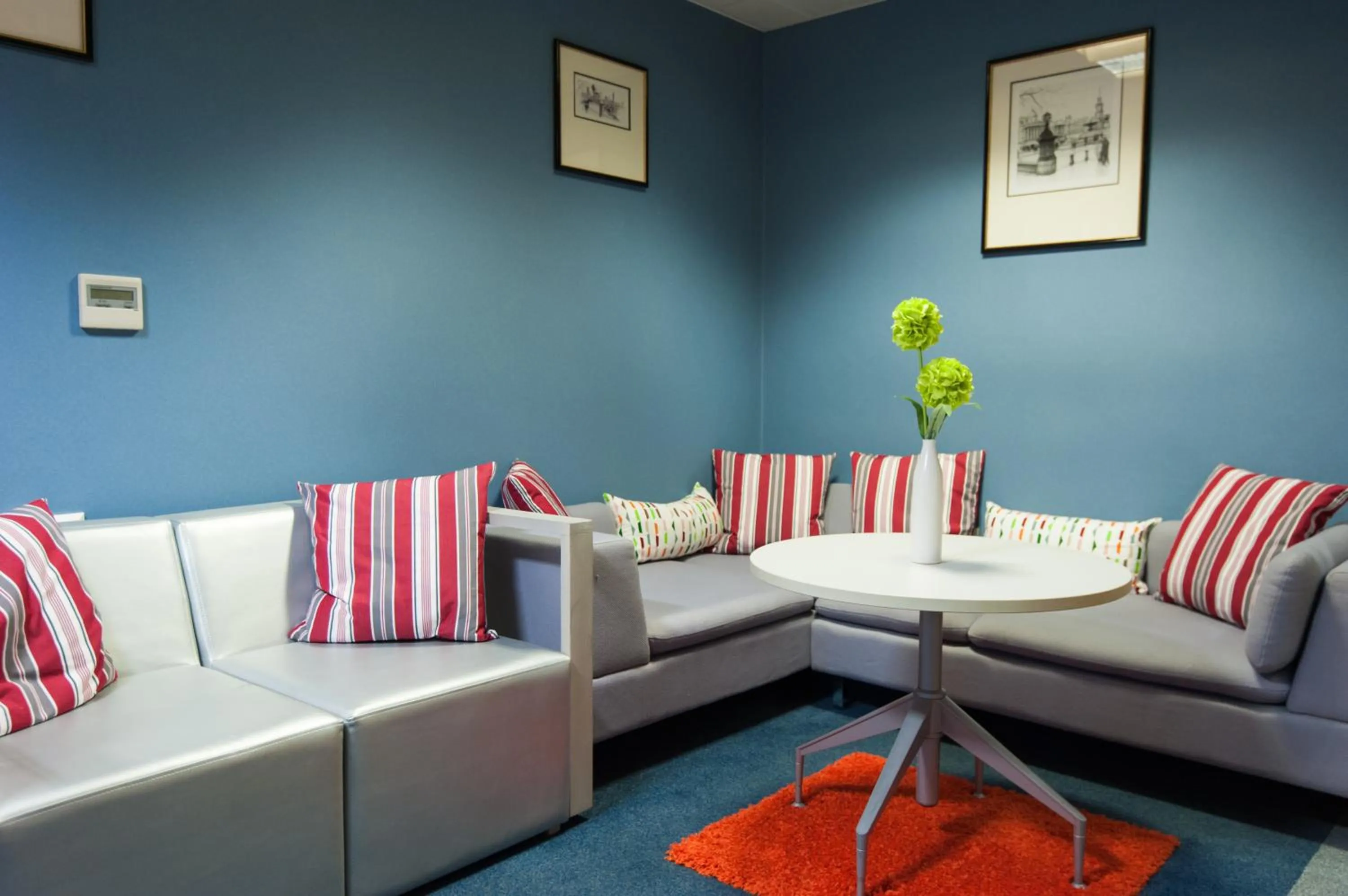 Communal lounge/ TV room in Russell Scott Backpackers Hostel