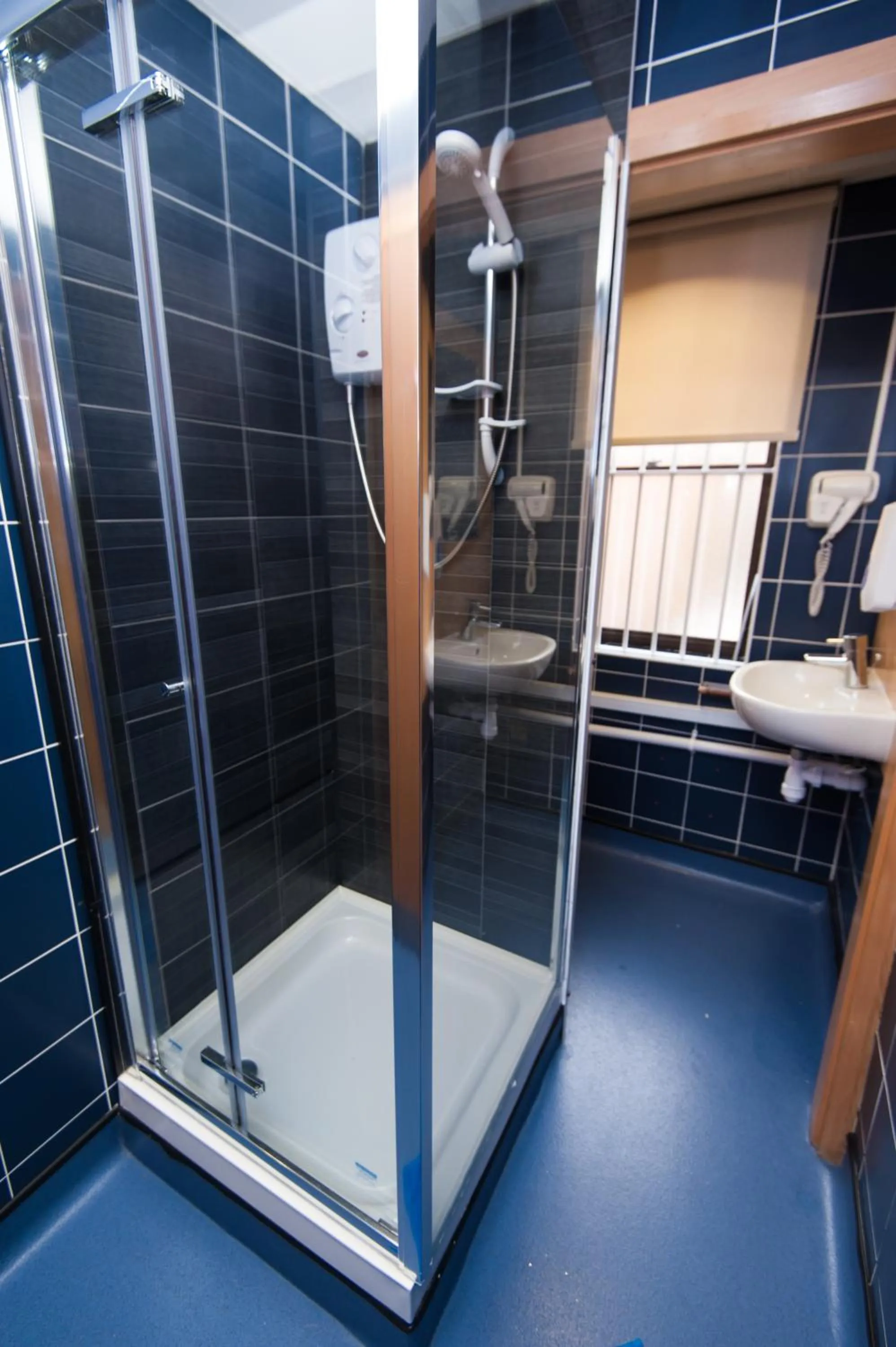 Shower in Russell Scott Backpackers Hostel