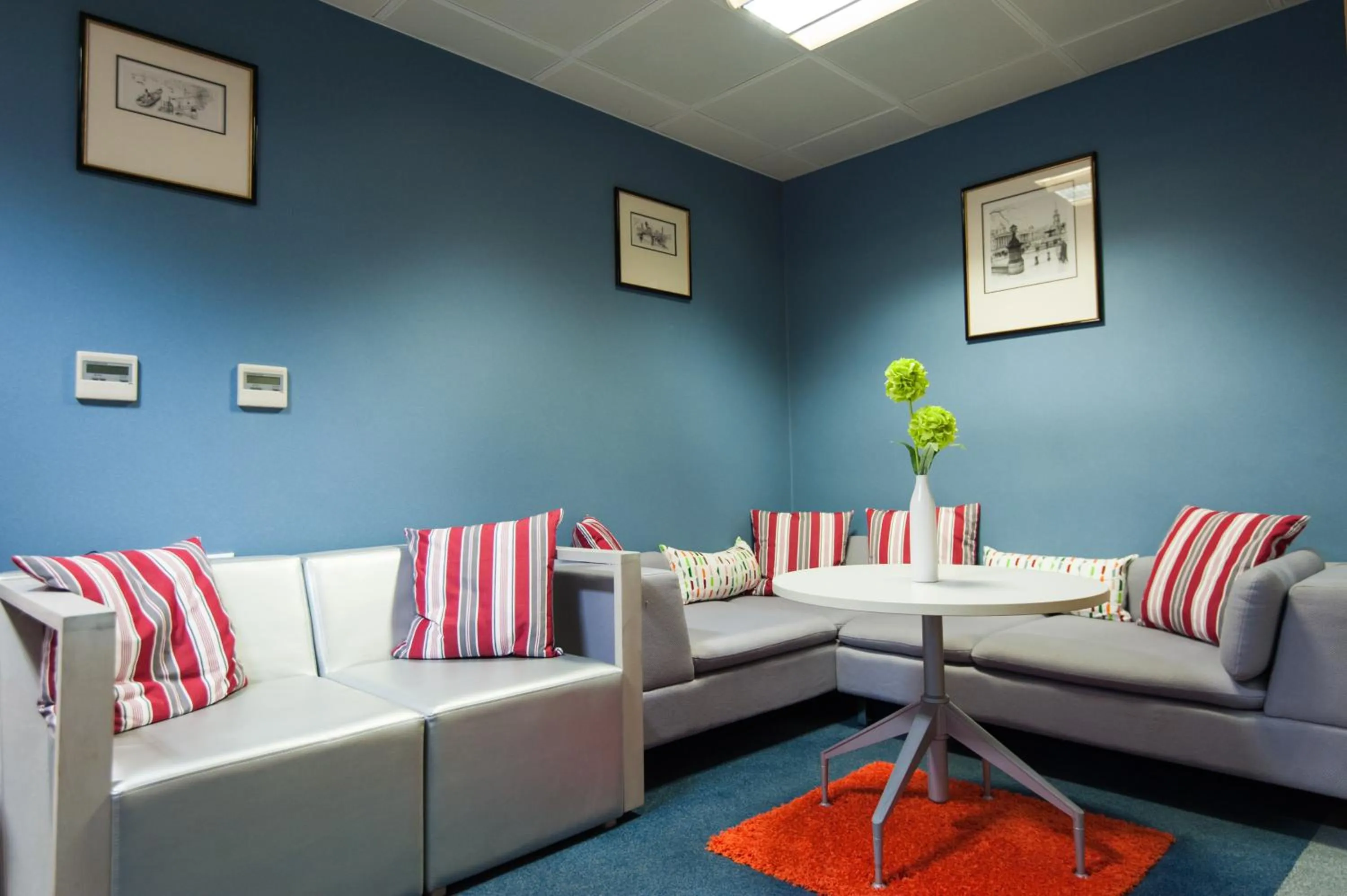 Communal lounge/ TV room in Russell Scott Backpackers Hostel