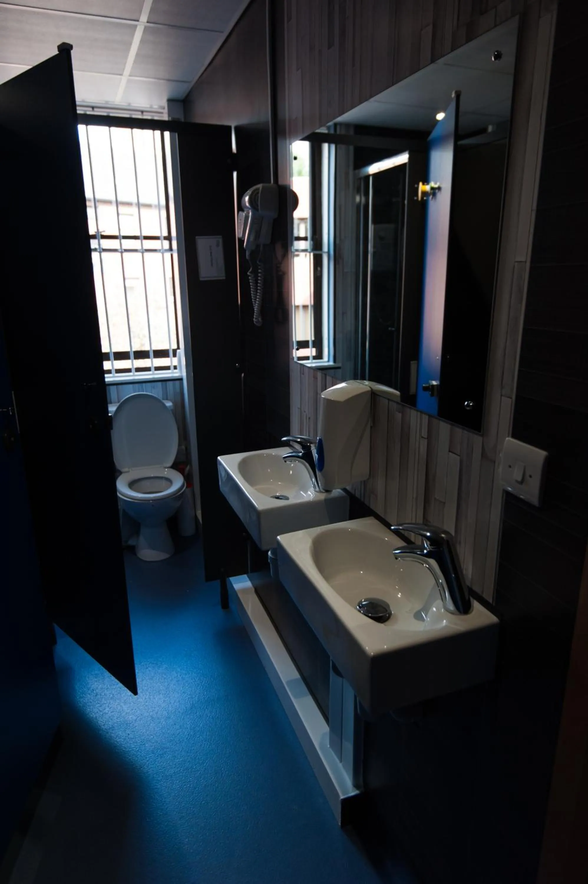 Toilet in Russell Scott Backpackers Hostel