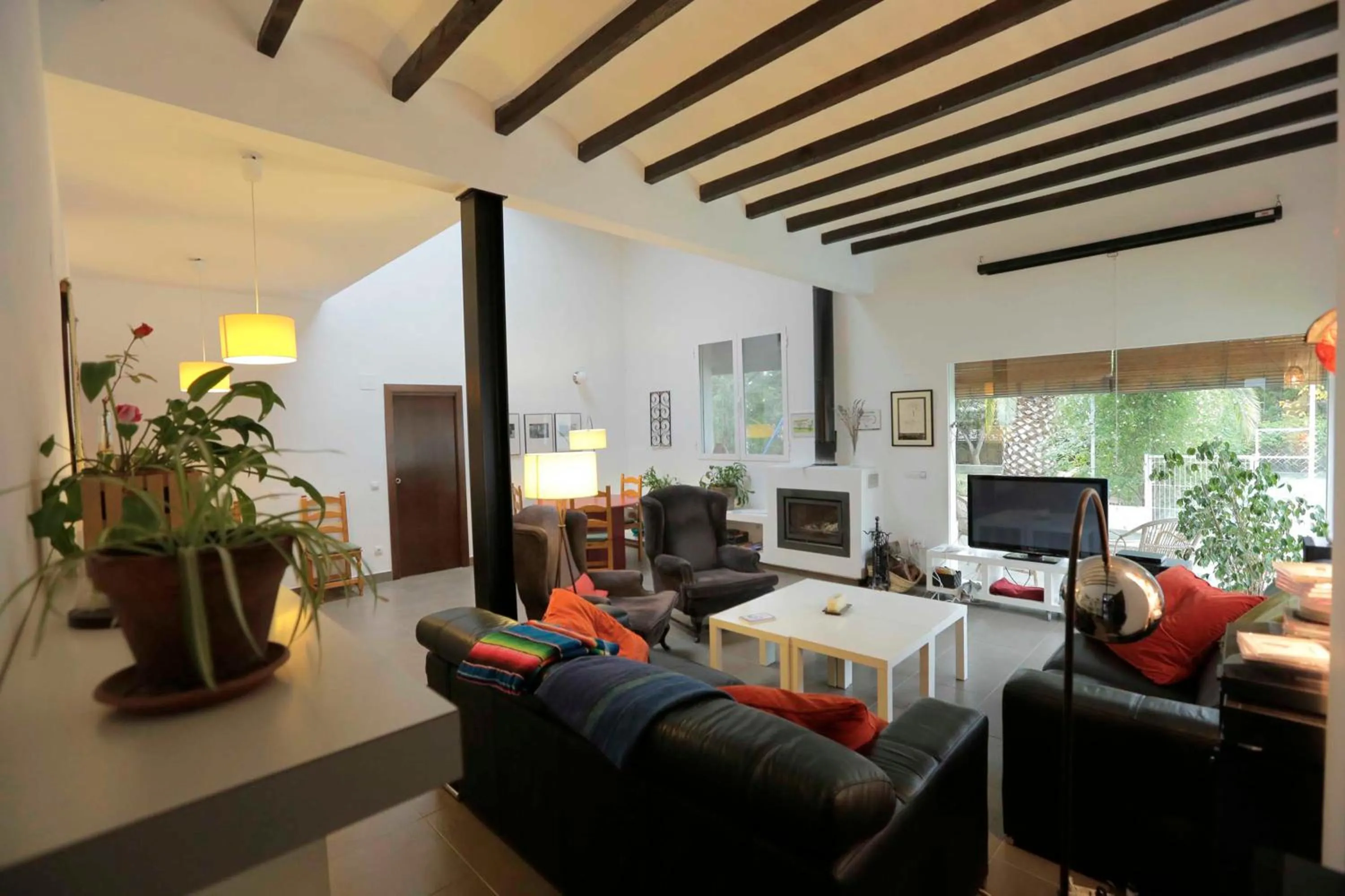 Communal lounge/ TV room, Bed in El Campillo, casa de campo cerca de la playa