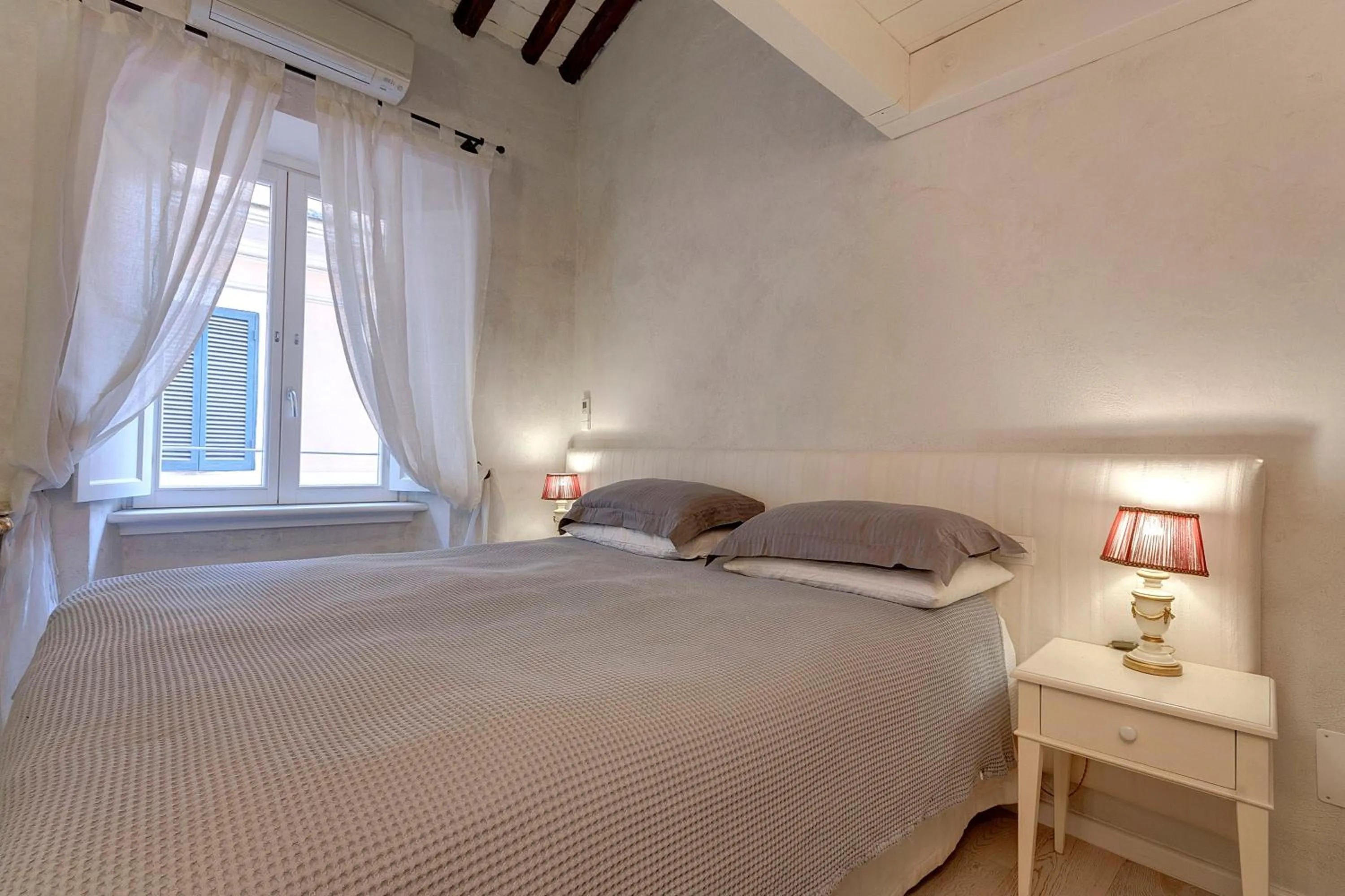 Bedroom, Bed in LM Suites Spagna
