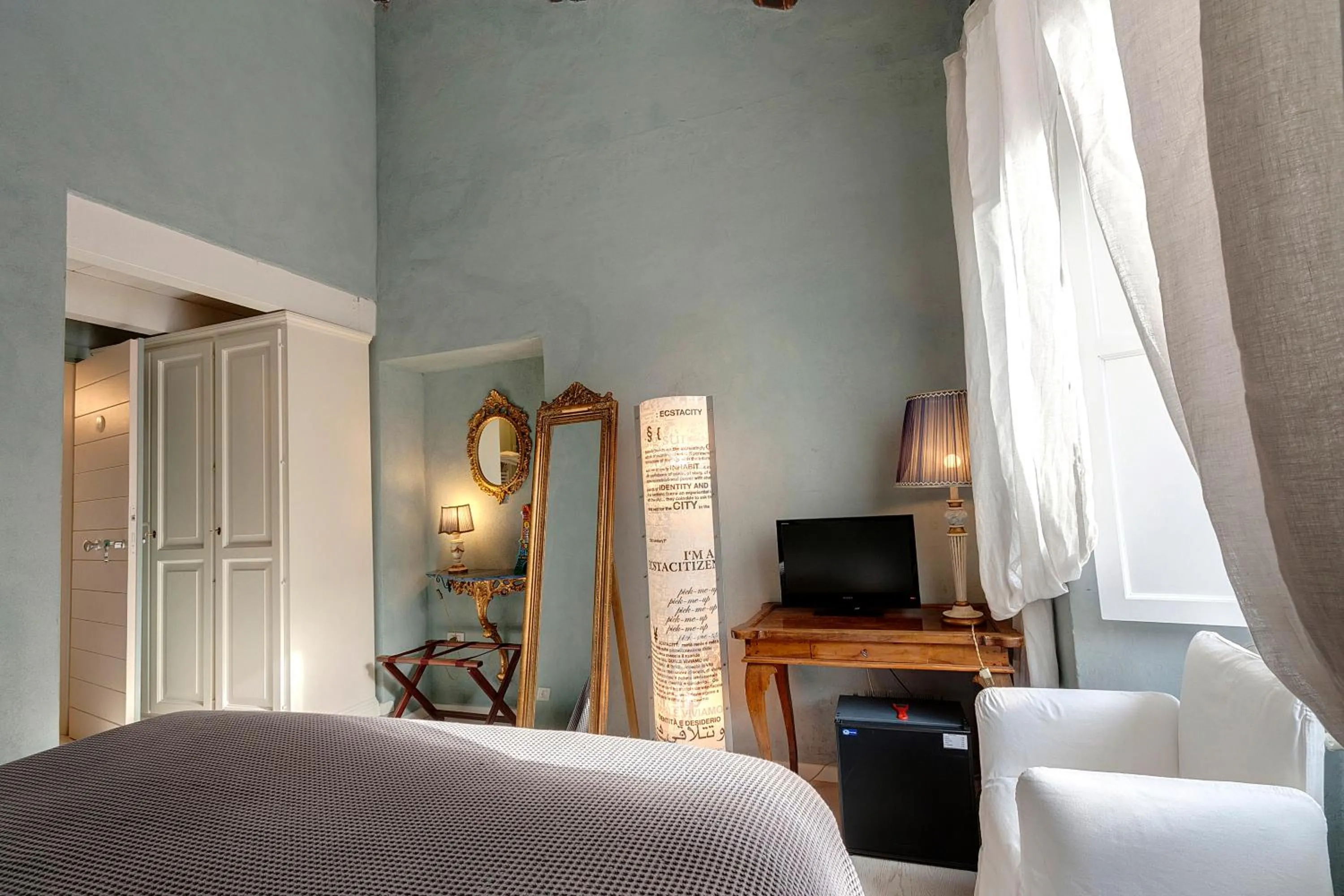 Bedroom, Bed in LM Suites Spagna