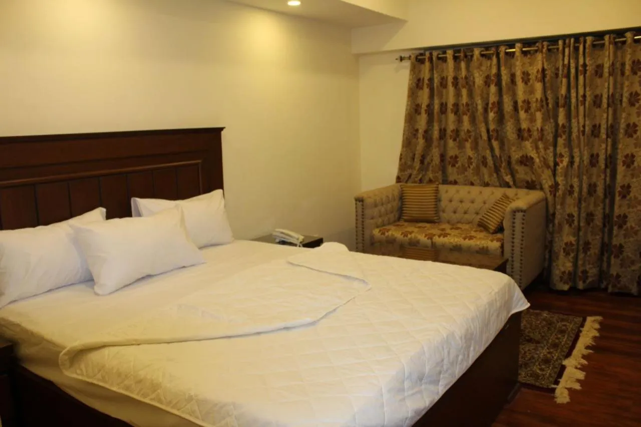 Bedroom, Bed in Diplomat Hotel