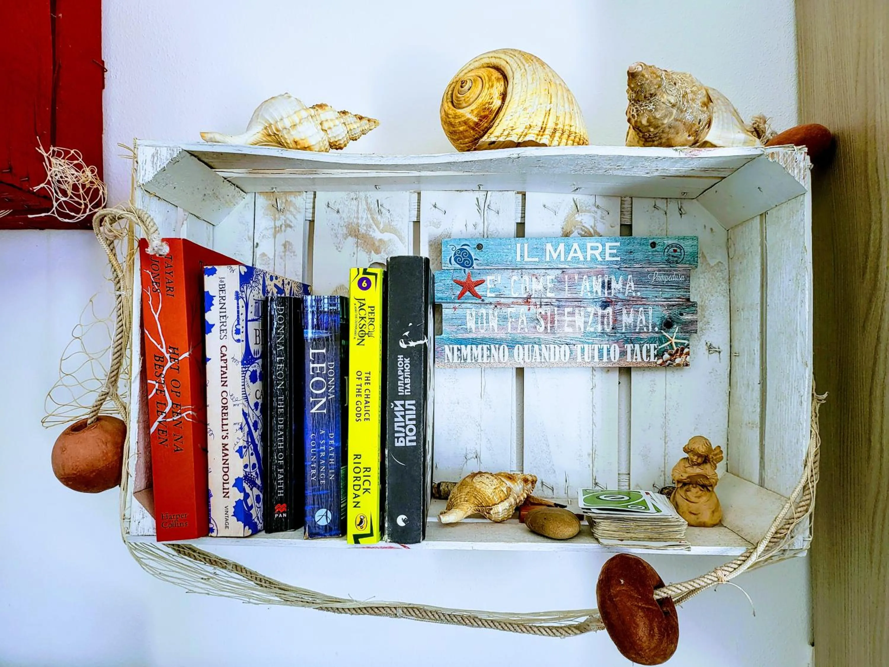 Library in Seafront House Gabbiano Azzurro