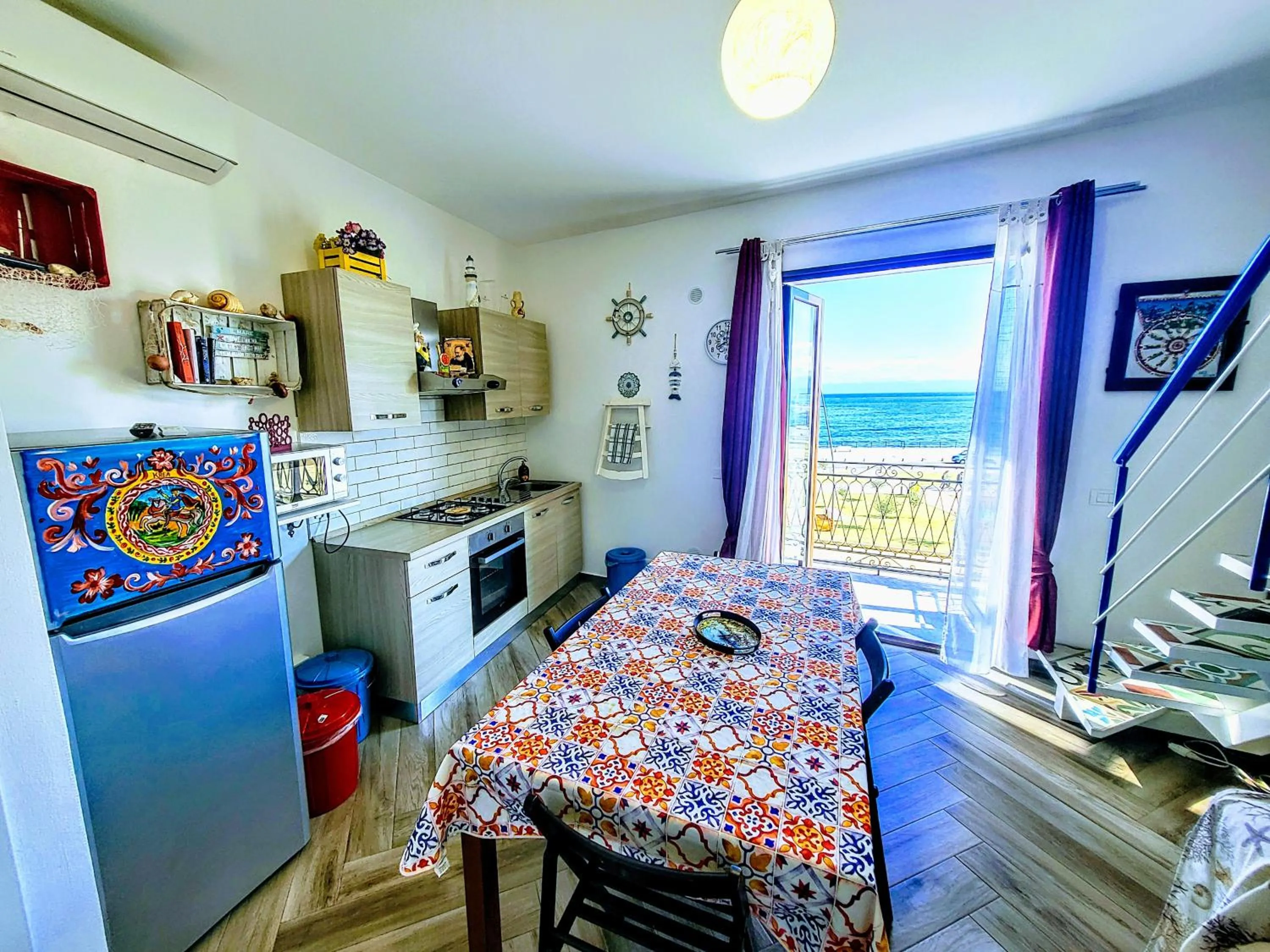 Kitchen or kitchenette in Seafront House Gabbiano Azzurro