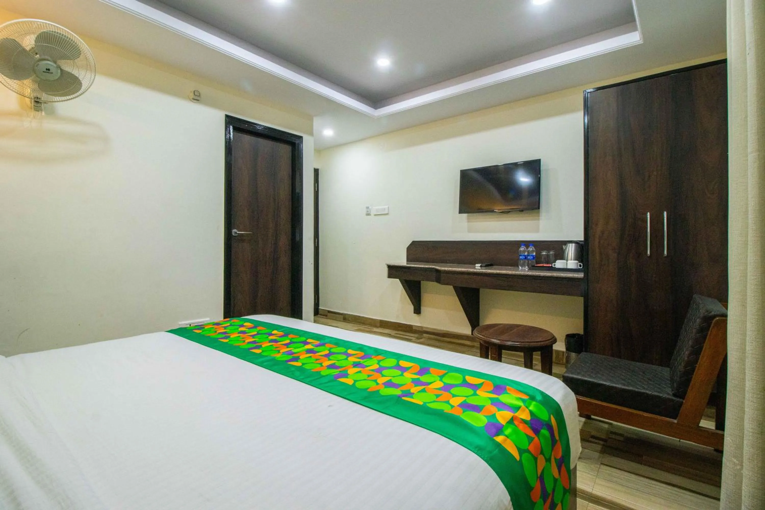 Bedroom, Bed in Treebo Maharaja, Near Mall Road