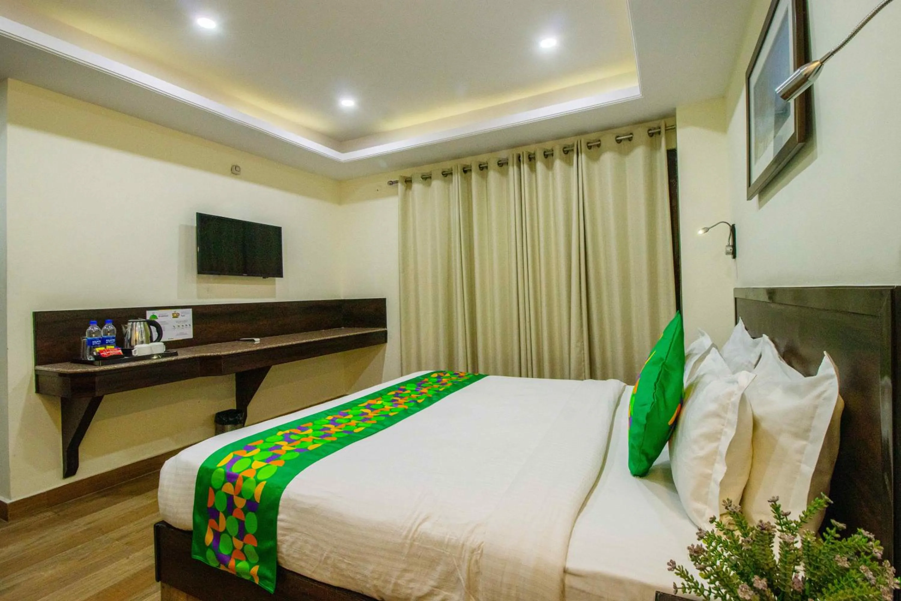 Bedroom, Bed in Treebo Maharaja, Near Mall Road