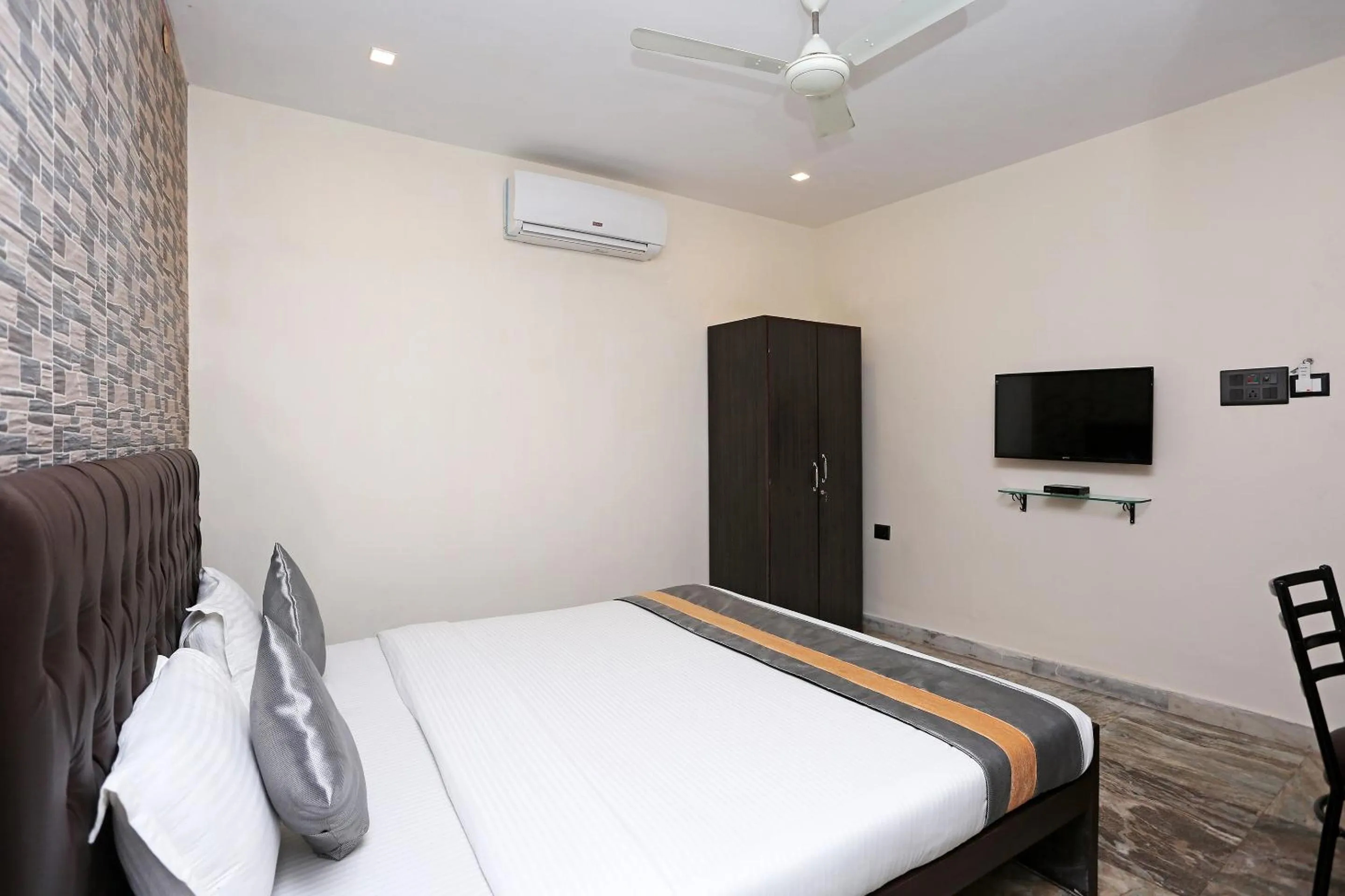 Bedroom in Collection O Church View Near St. Thomas's Church