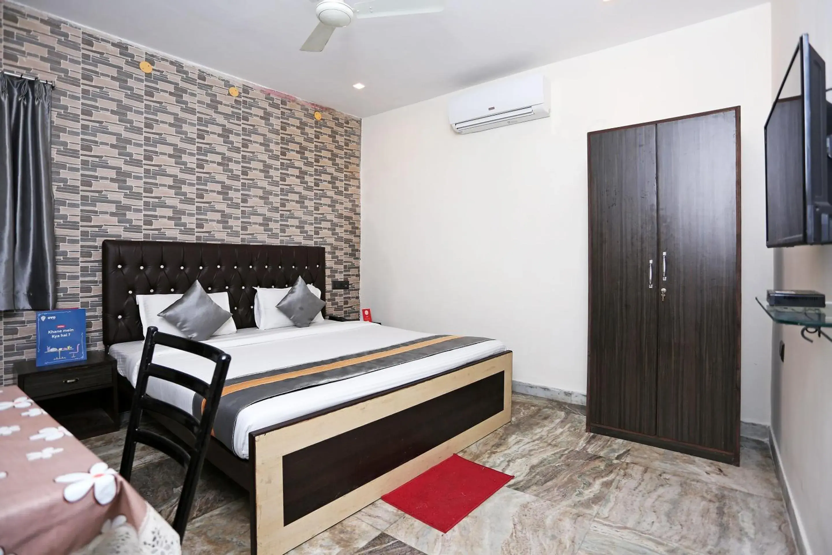 Collection O Church View Near St. Thomas's Church Collection O Church View Near St. Thomas's Church