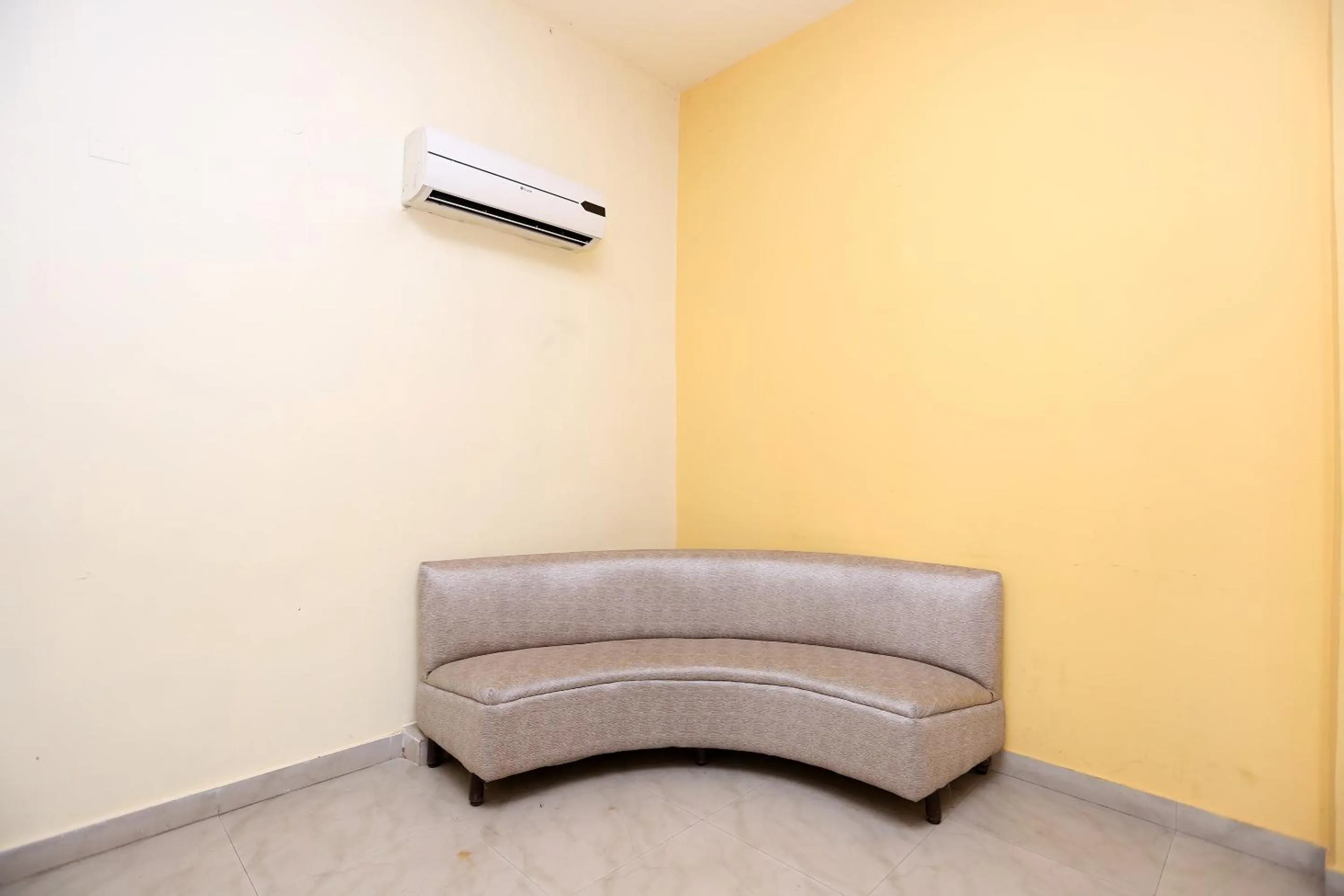 Lobby or reception in Collection O Church View Near St. Thomas's Church