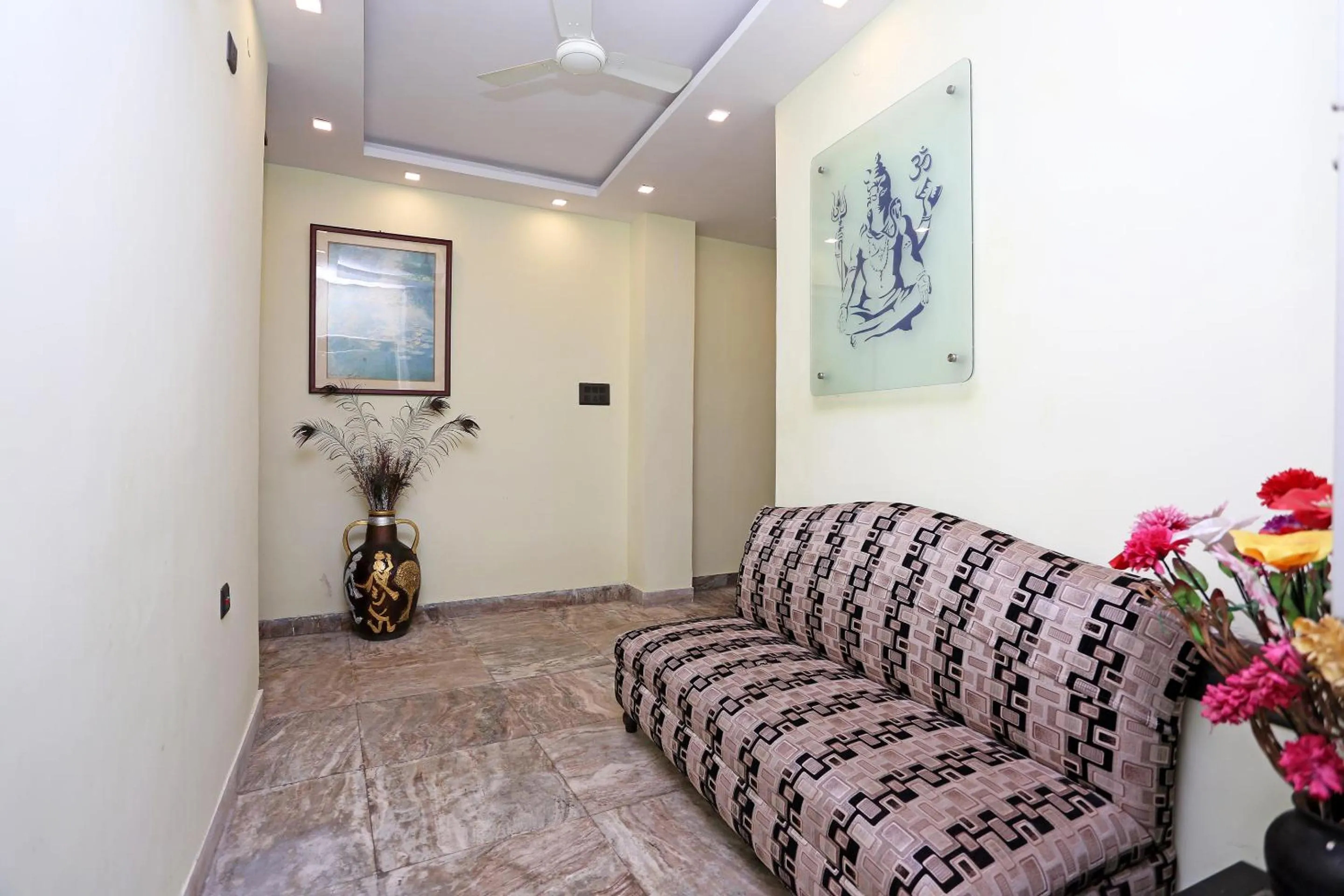 Lobby or reception in Collection O Church View Near St. Thomas's Church