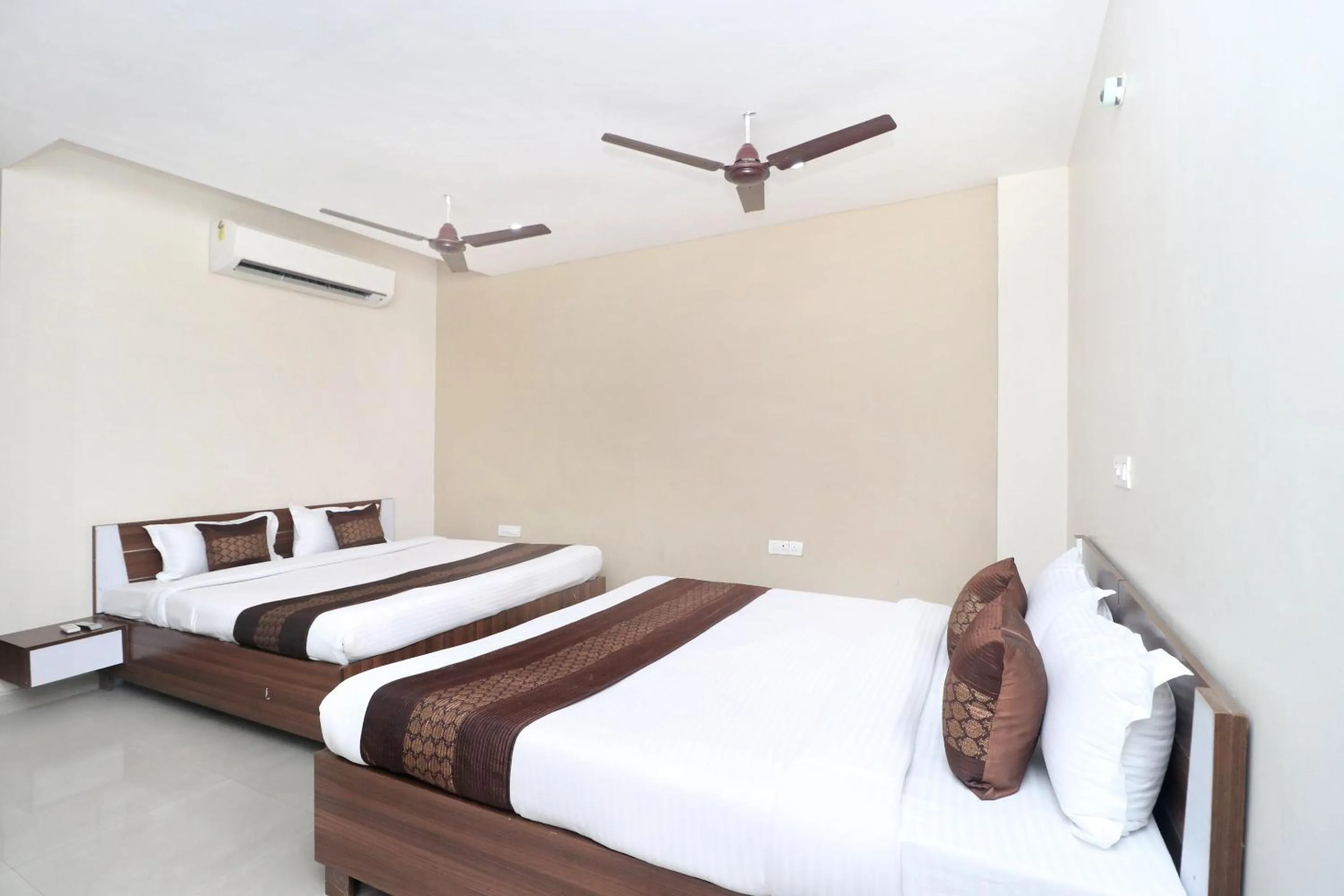 Lobby or reception, Bed in HOTEL WHITE STONE RESIDENCY