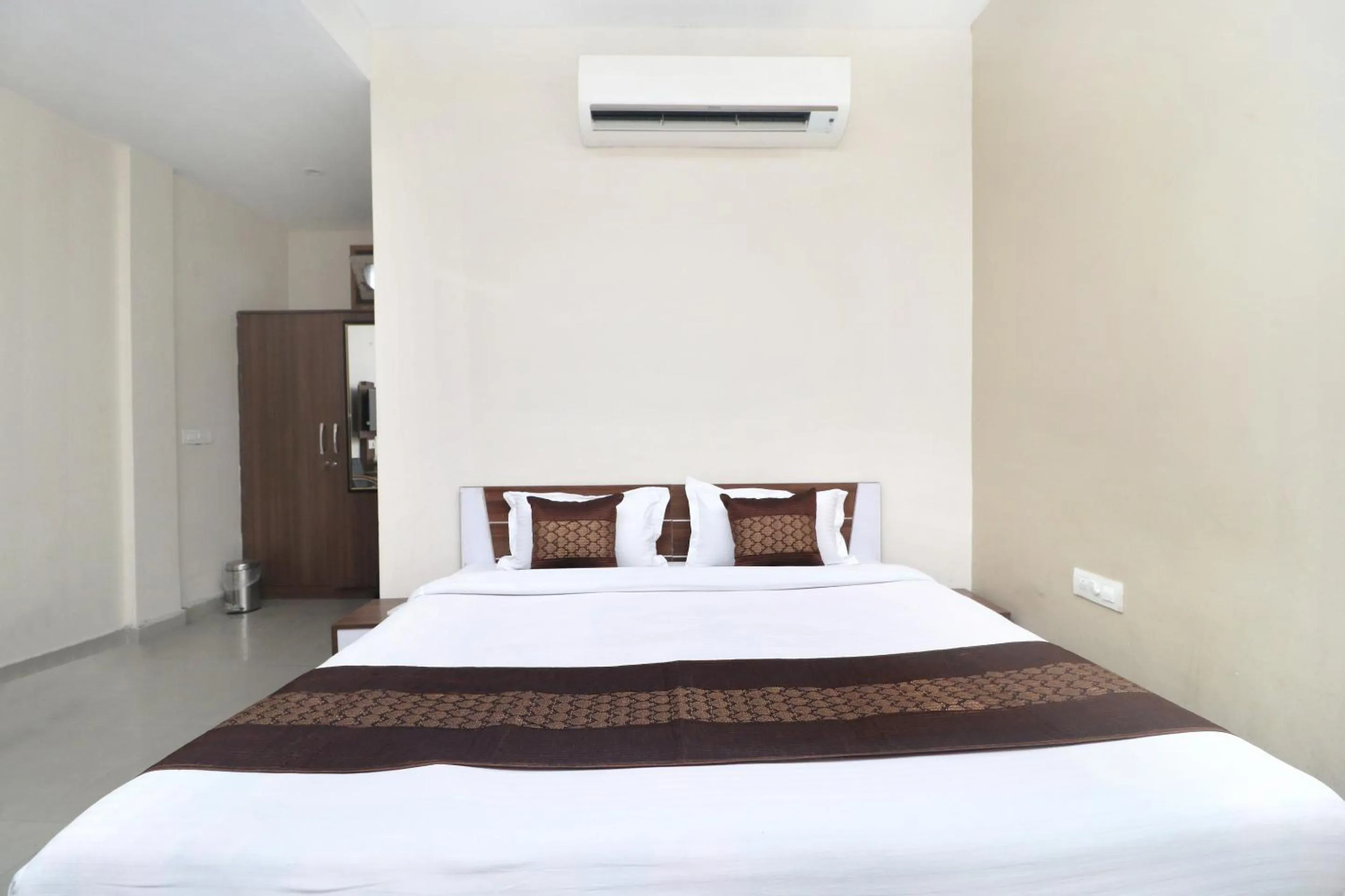 Lobby or reception, Bed in HOTEL WHITE STONE RESIDENCY