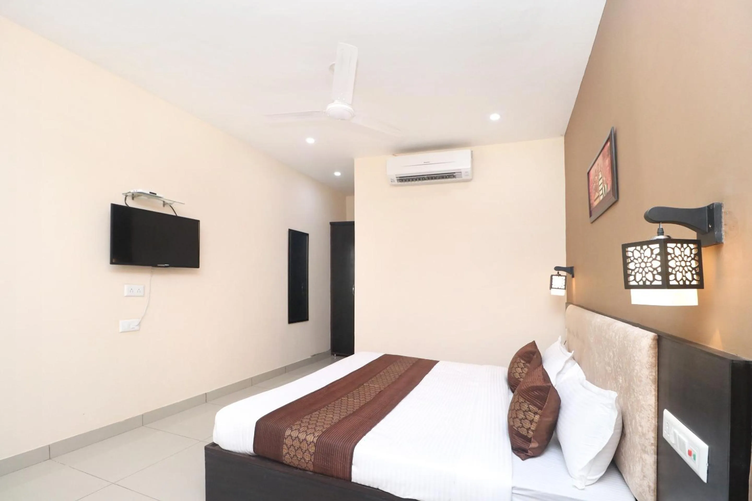 Bedroom, Bed in HOTEL WHITE STONE RESIDENCY