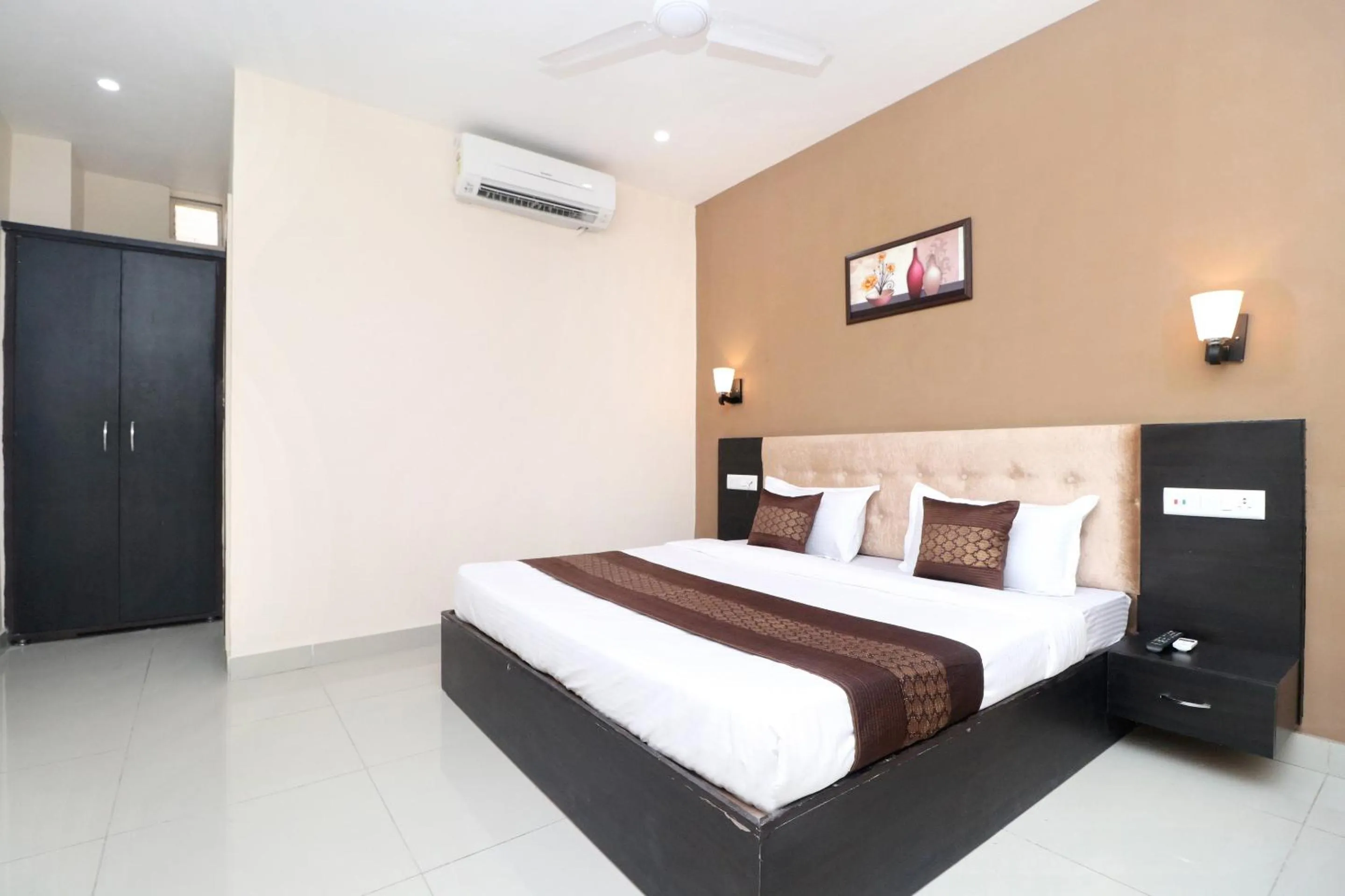 Lobby or reception, Bed in HOTEL WHITE STONE RESIDENCY
