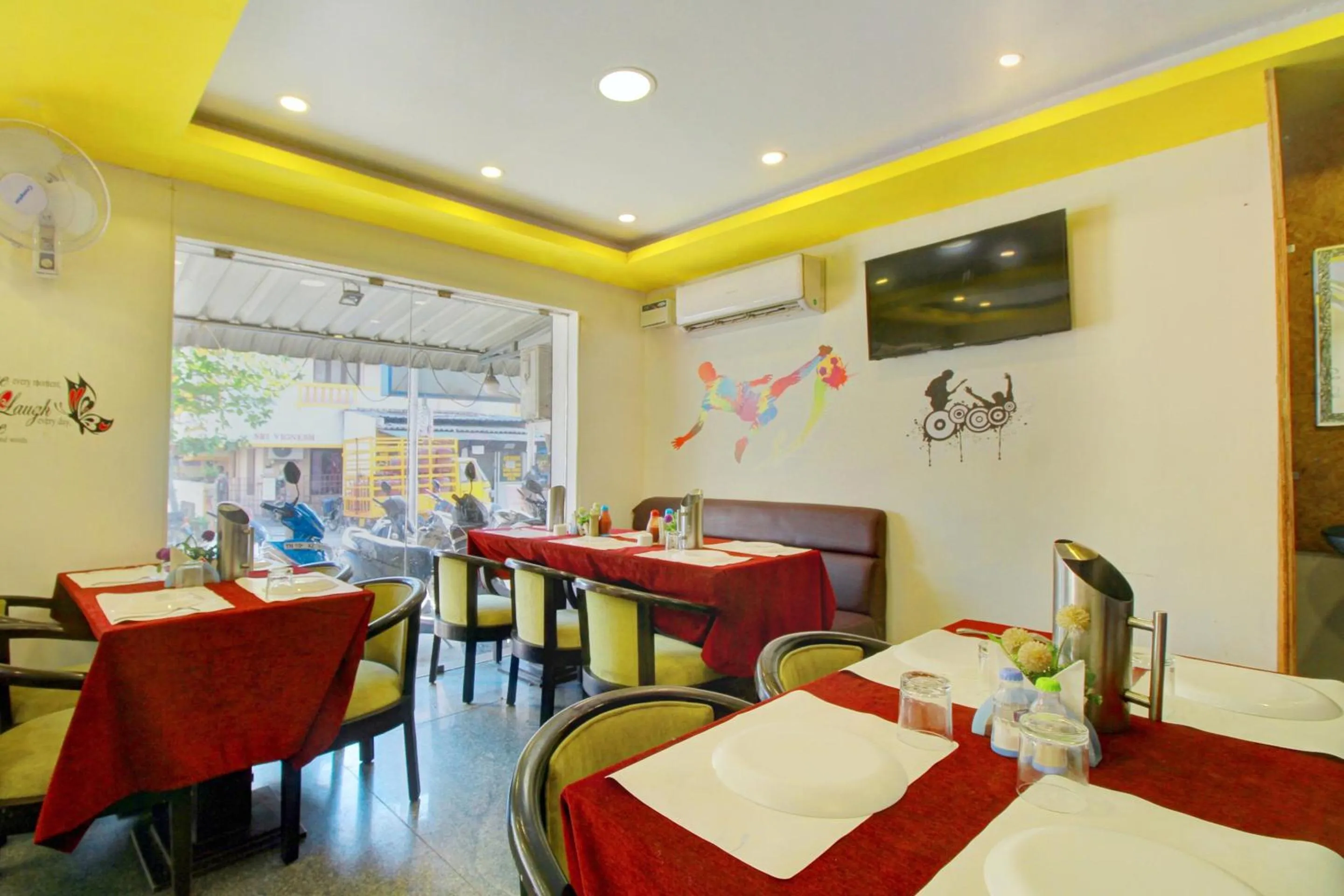 Restaurant/places to eat in Hotel O India Gate