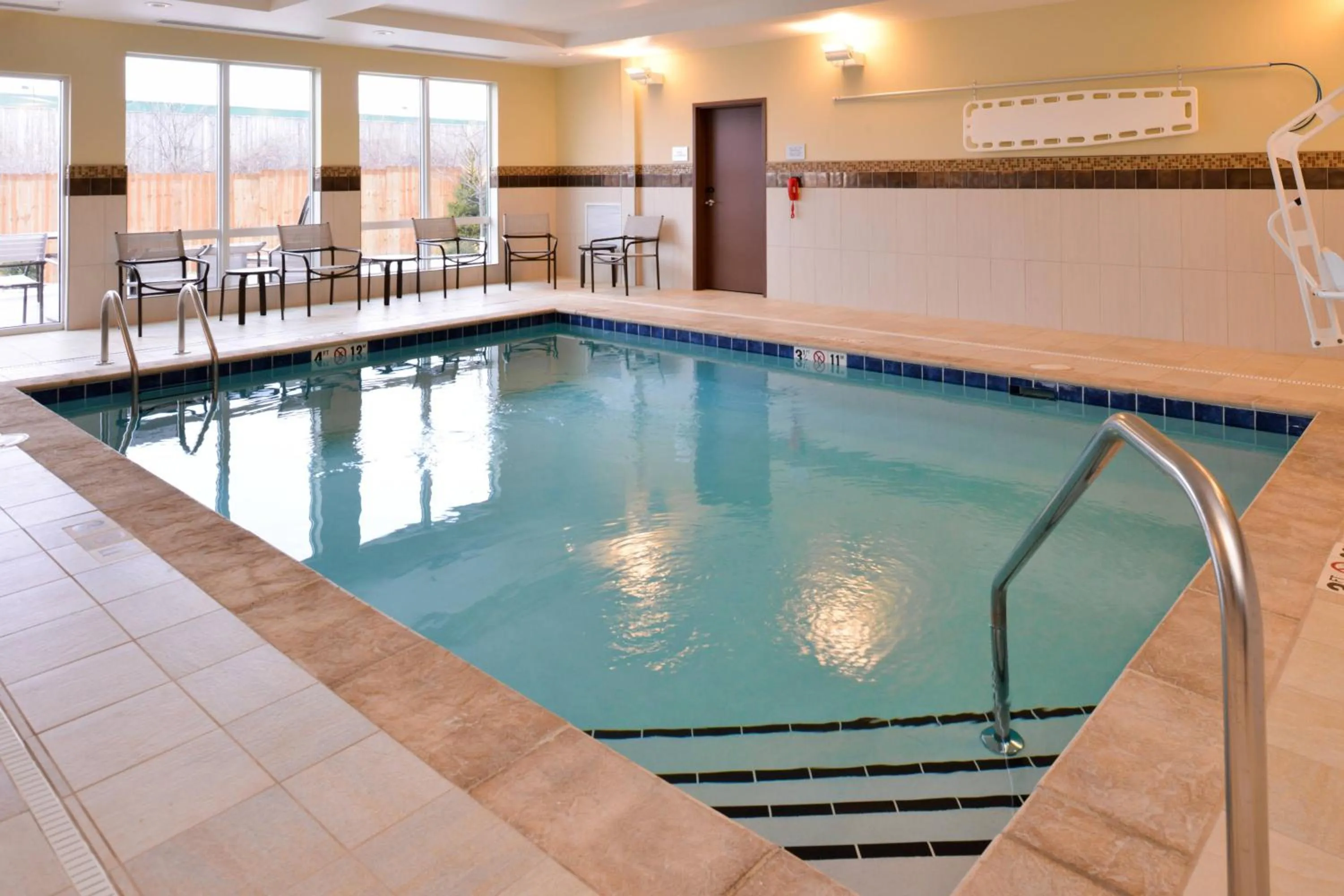 Swimming pool in Courtyard by Marriott Toledo North