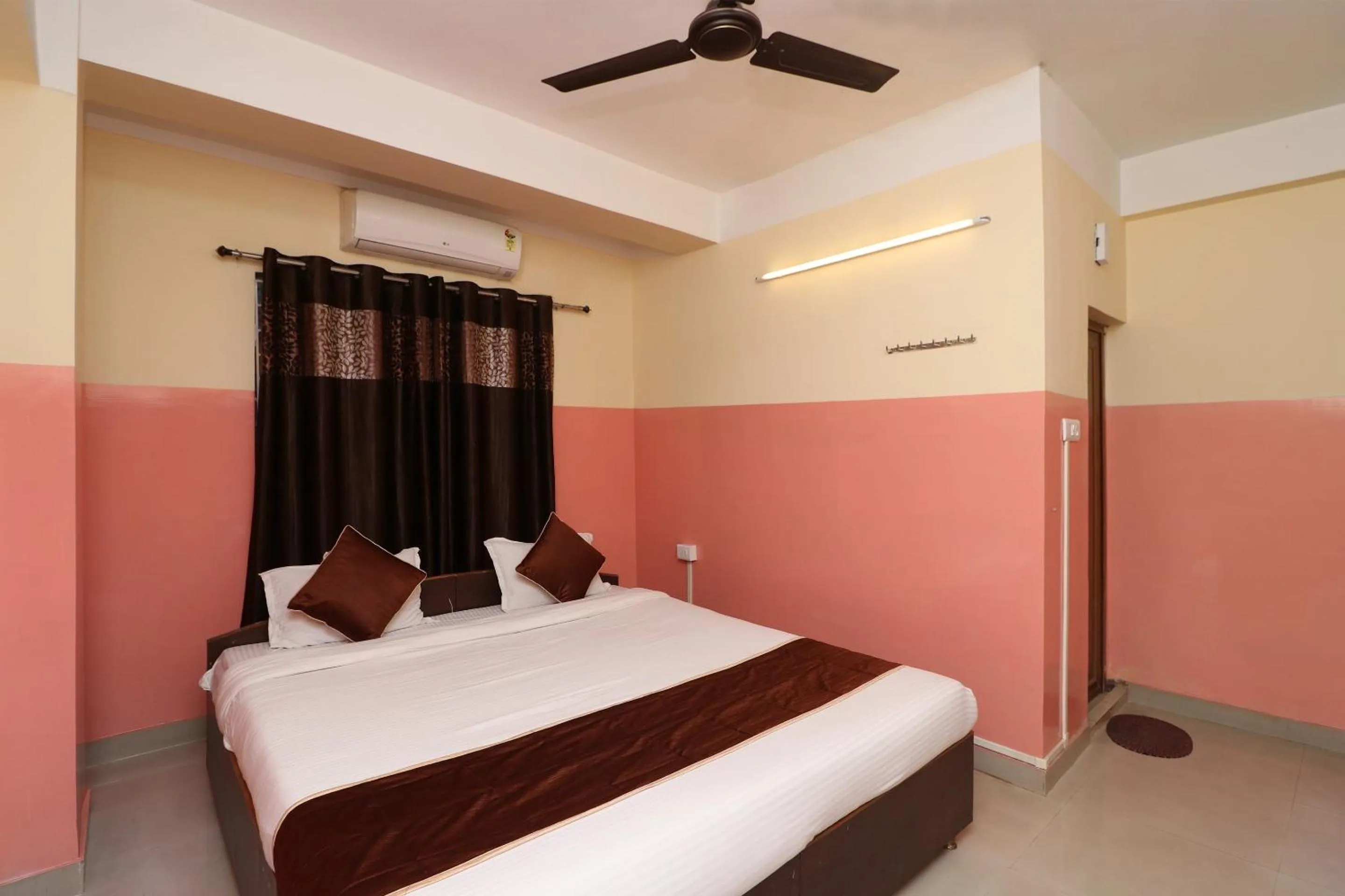 Bedroom in Hotel O Prabha Palace Lodge