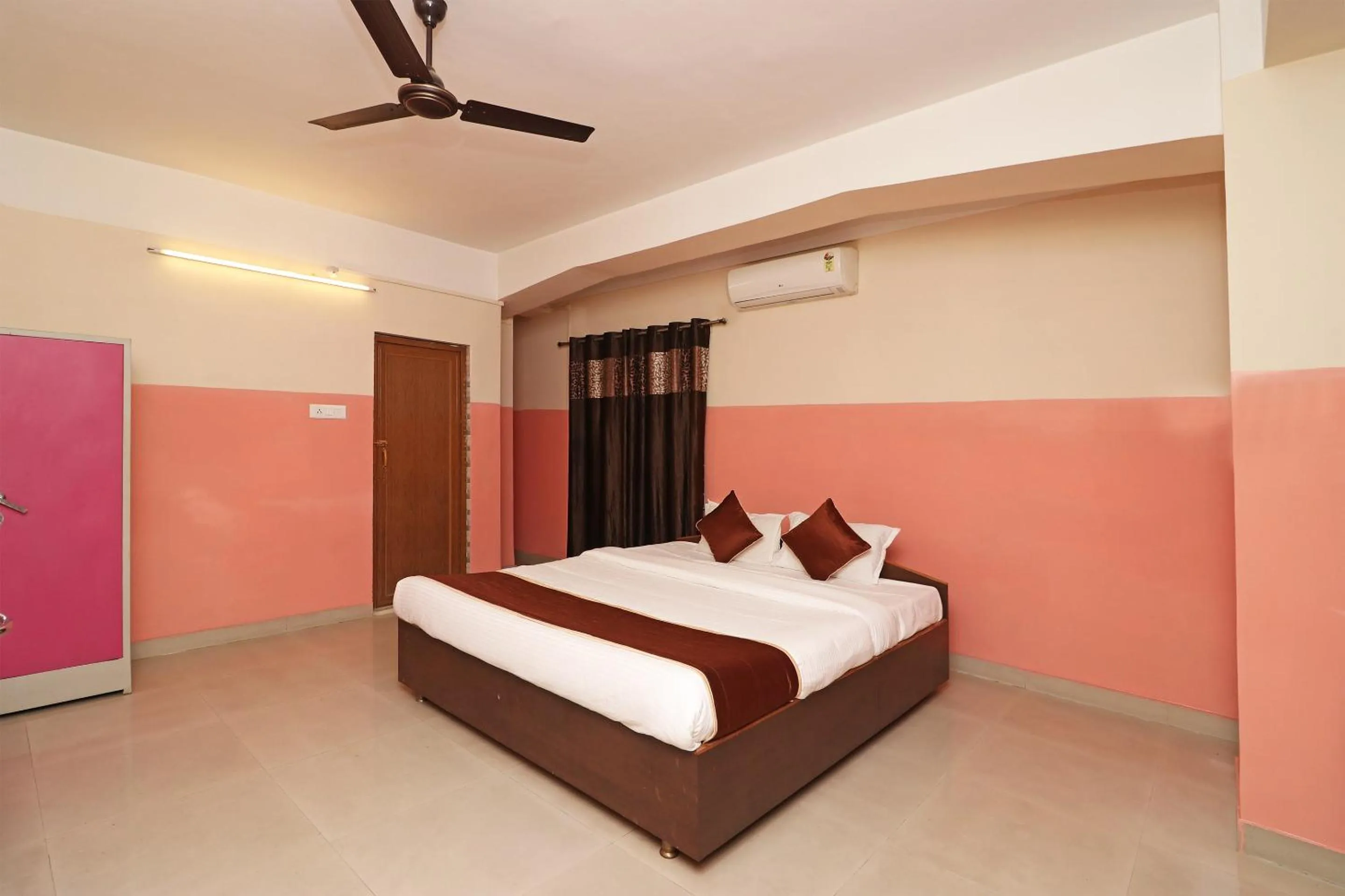 Bedroom in Hotel O Prabha Palace Lodge