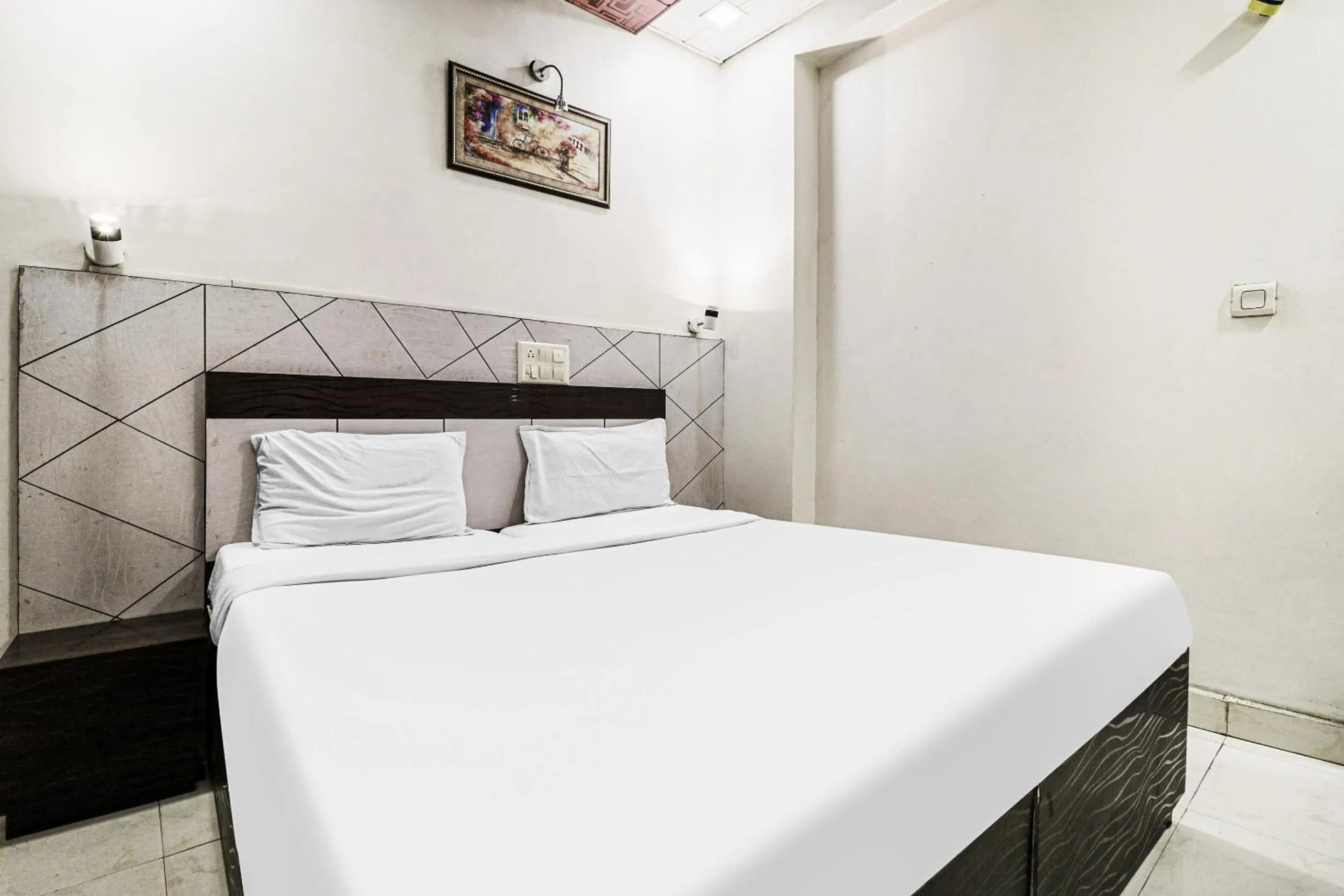 Facade/entrance, Bed in Hotel O Surya