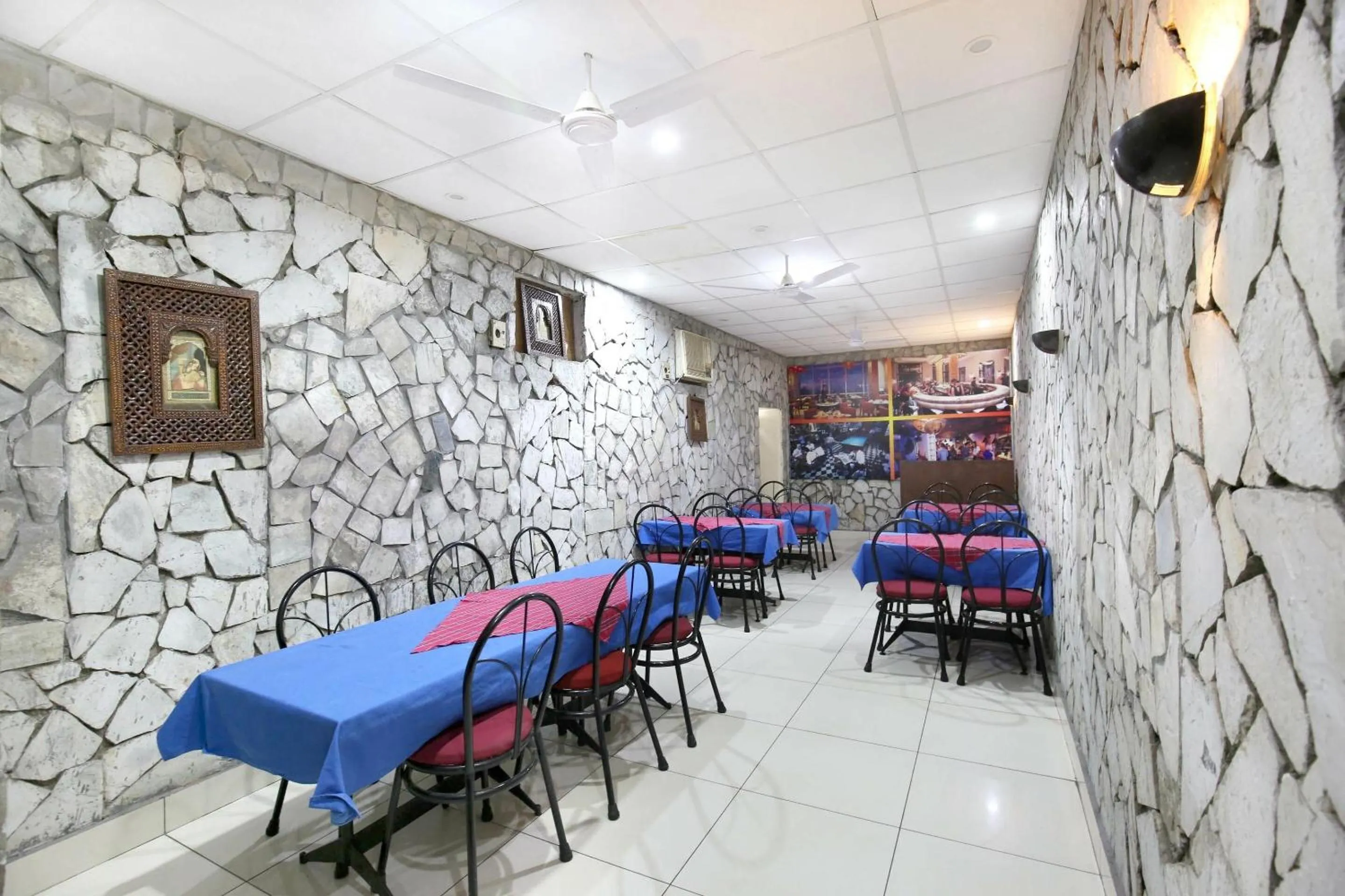 Restaurant/places to eat in Hotel O Rajmahal