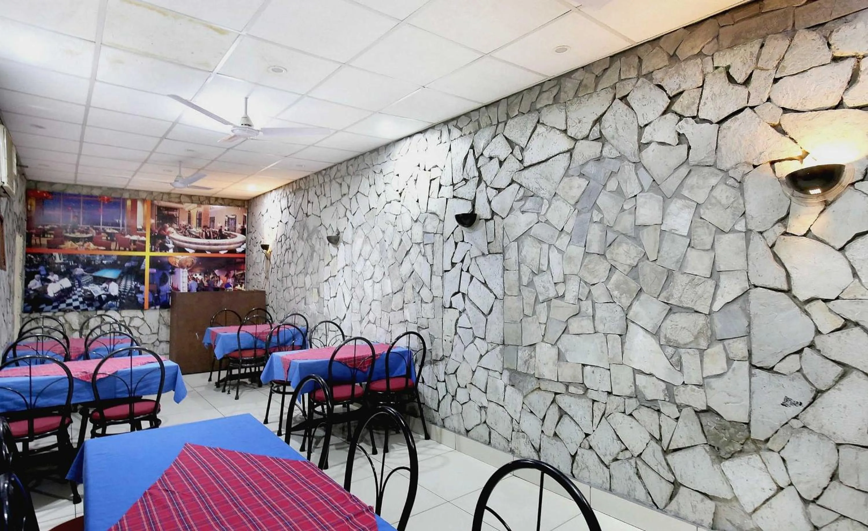 Restaurant/places to eat in Hotel O Rajmahal