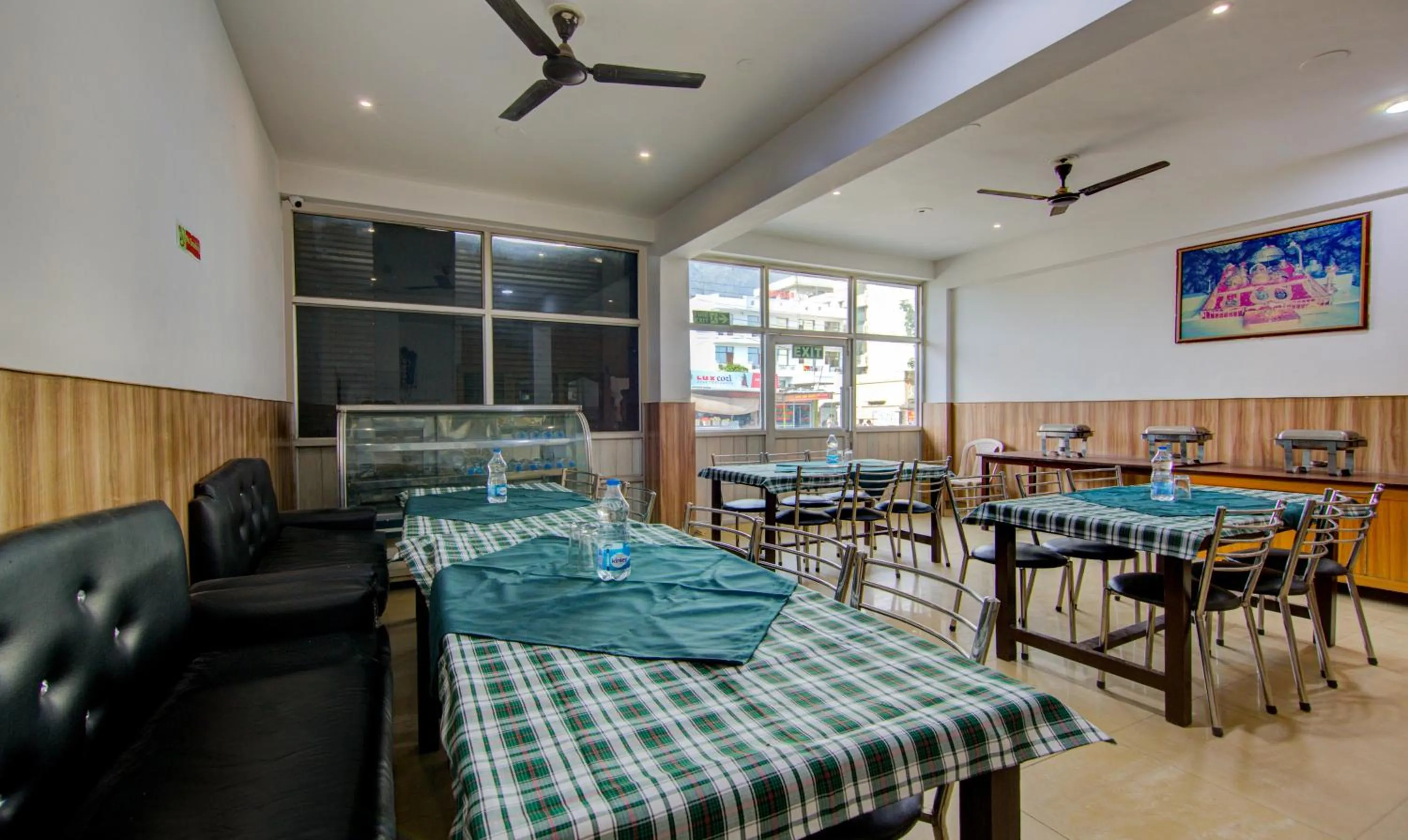 Restaurant/places to eat in Itsy Hotels Satya Shree