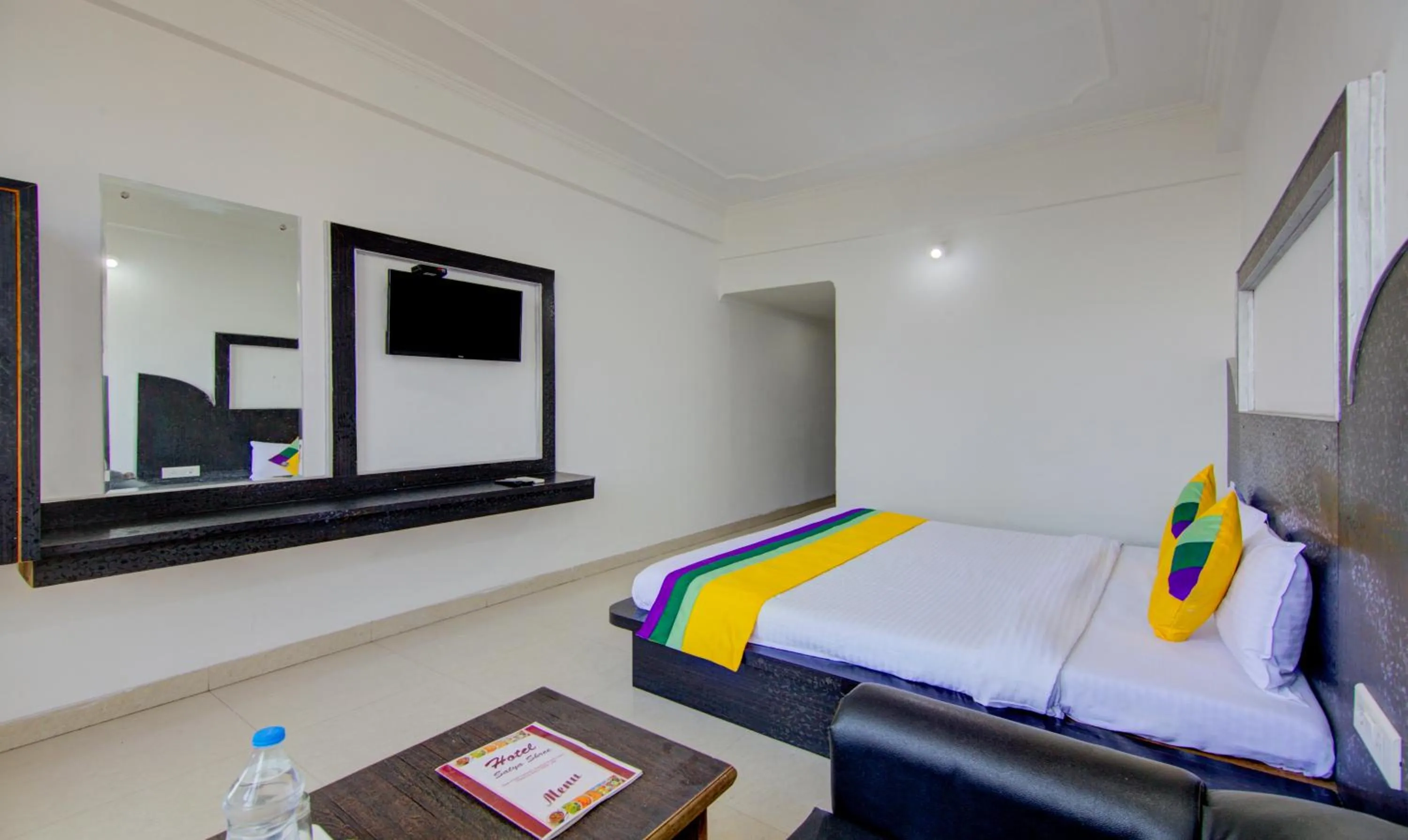TV and multimedia, Bed in Itsy Hotels Satya Shree