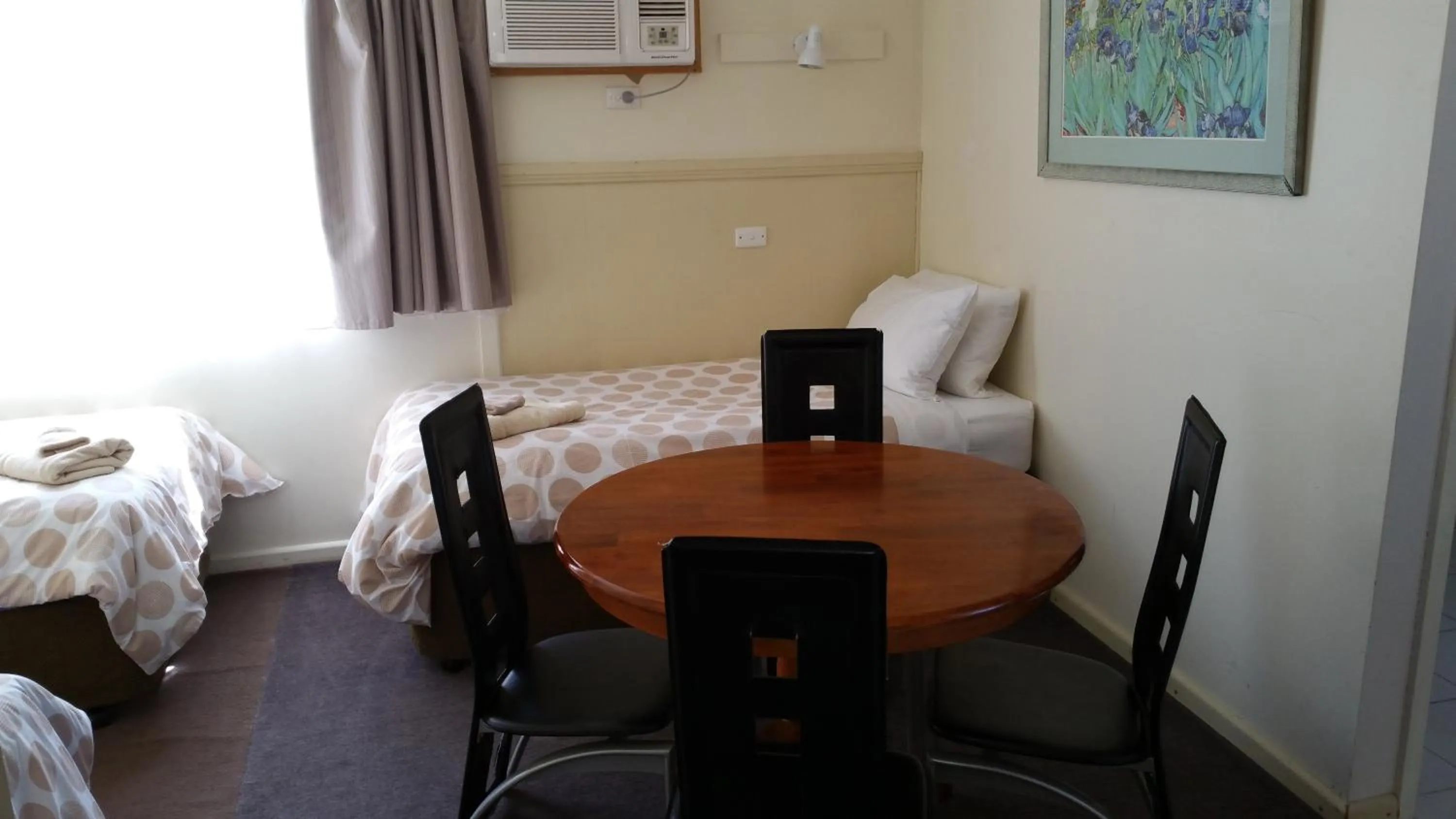 Seating area, Bed in Kaniva Midway Motel
