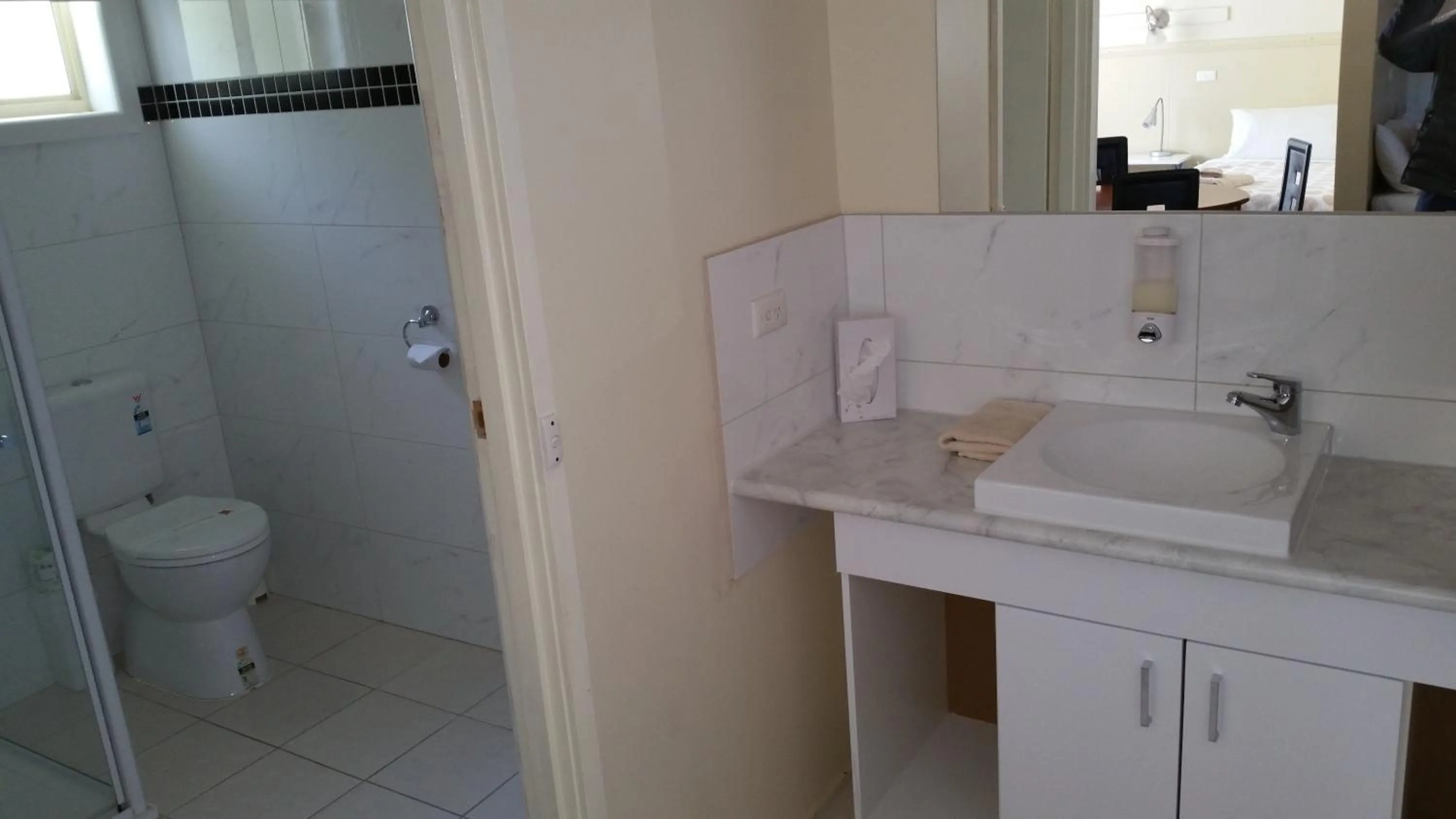 Bathroom in Kaniva Midway Motel