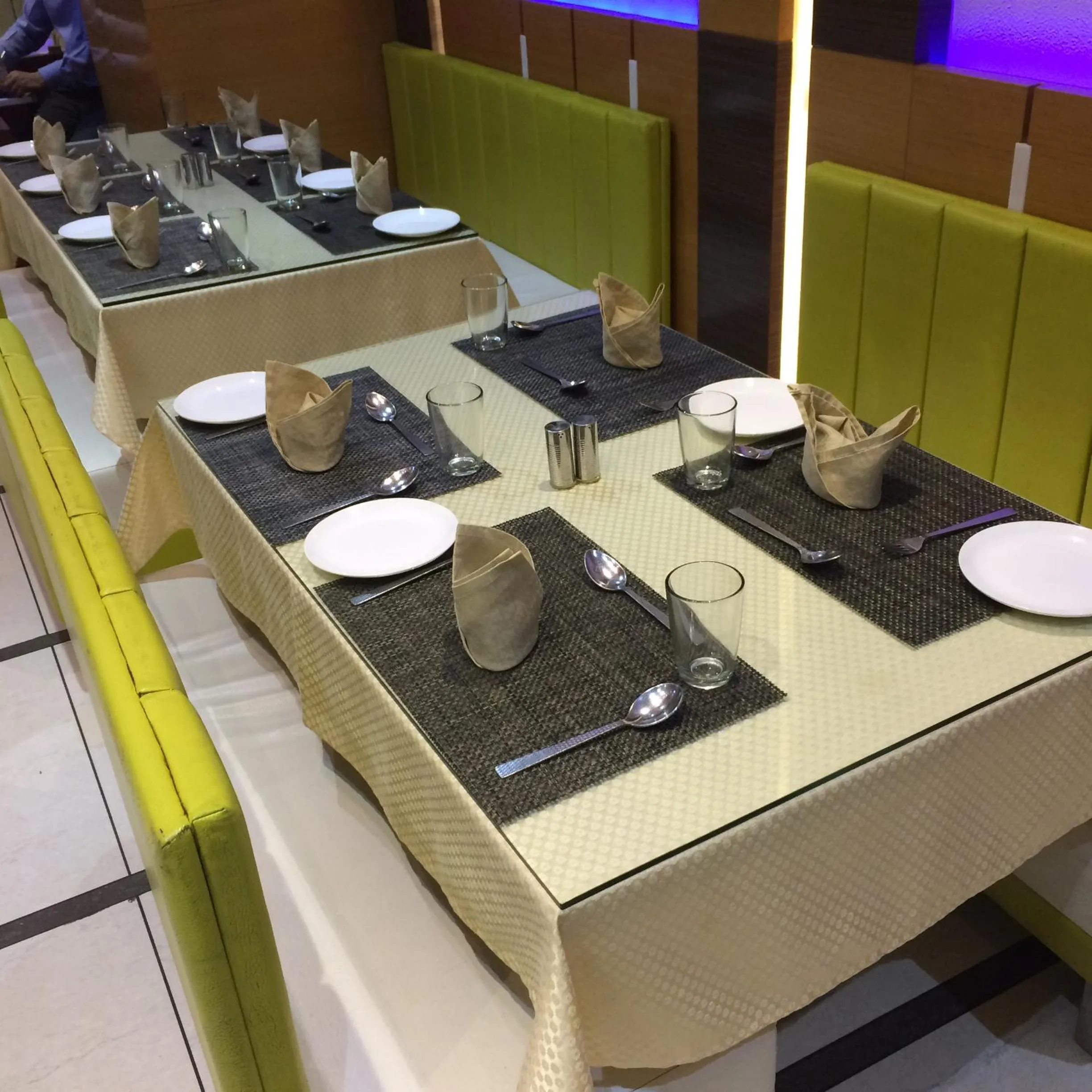 Restaurant/places to eat in Hotel Royal Shelter