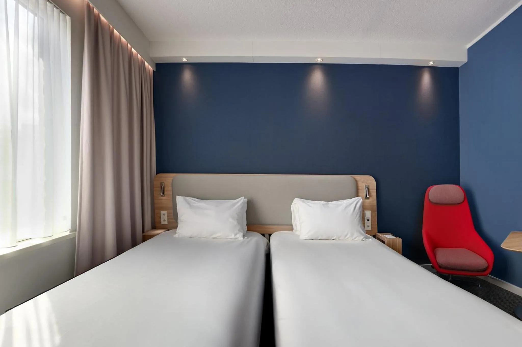 Photo of the whole room, Bed in Holiday Inn Express Hasselt by IHG