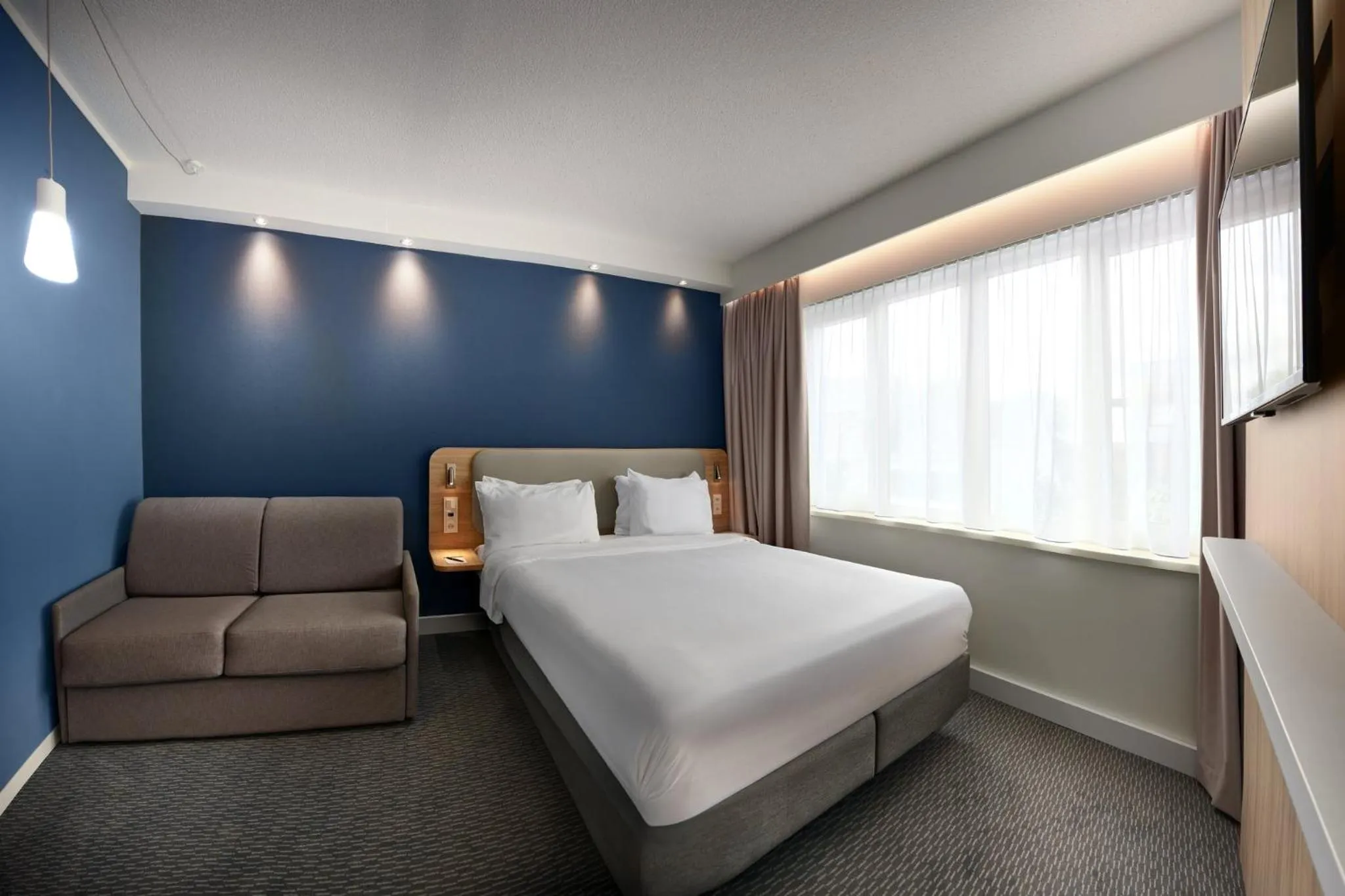 Photo of the whole room, Bed in Holiday Inn Express Hasselt by IHG