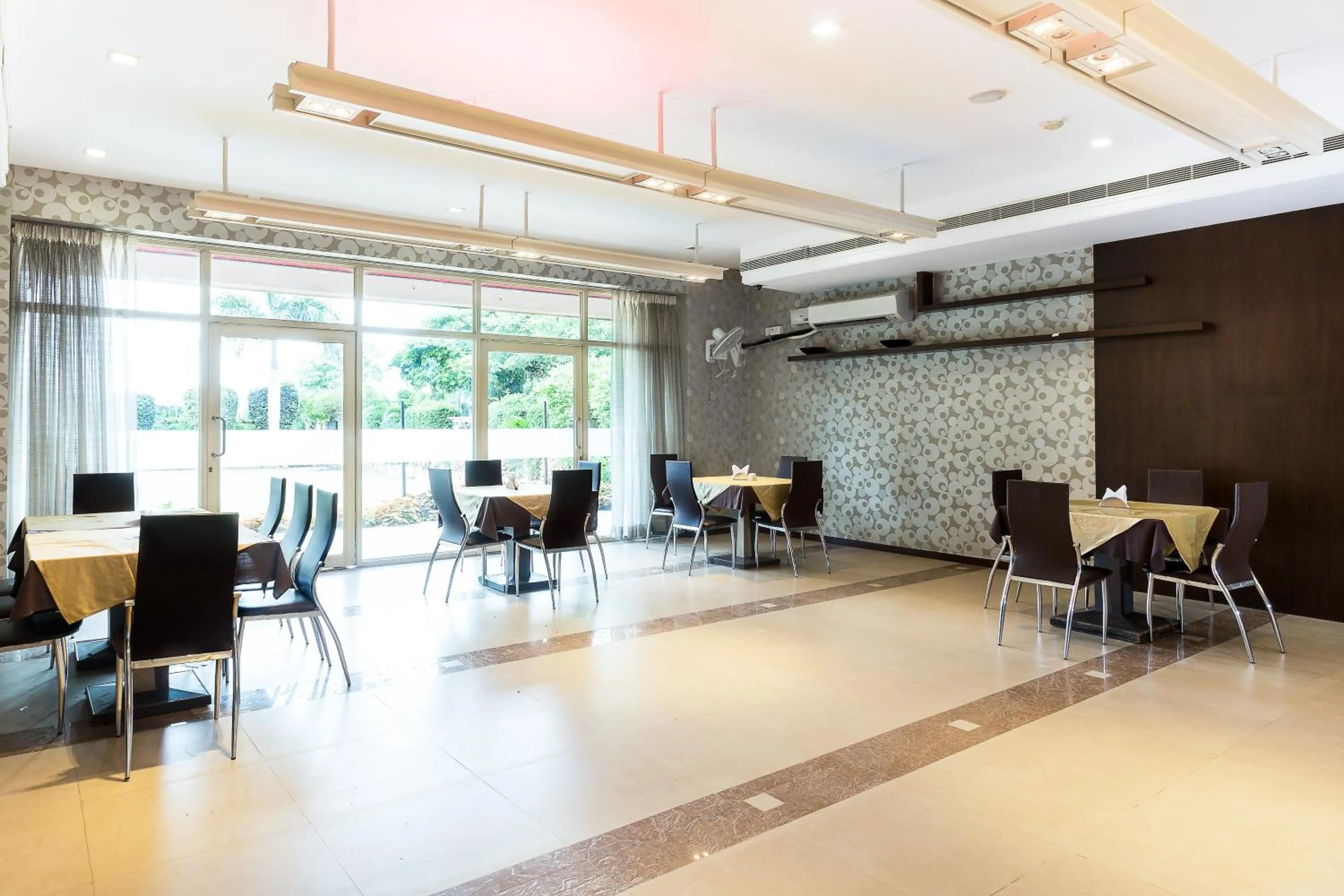 Restaurant/places to eat in Treebo Fort Club