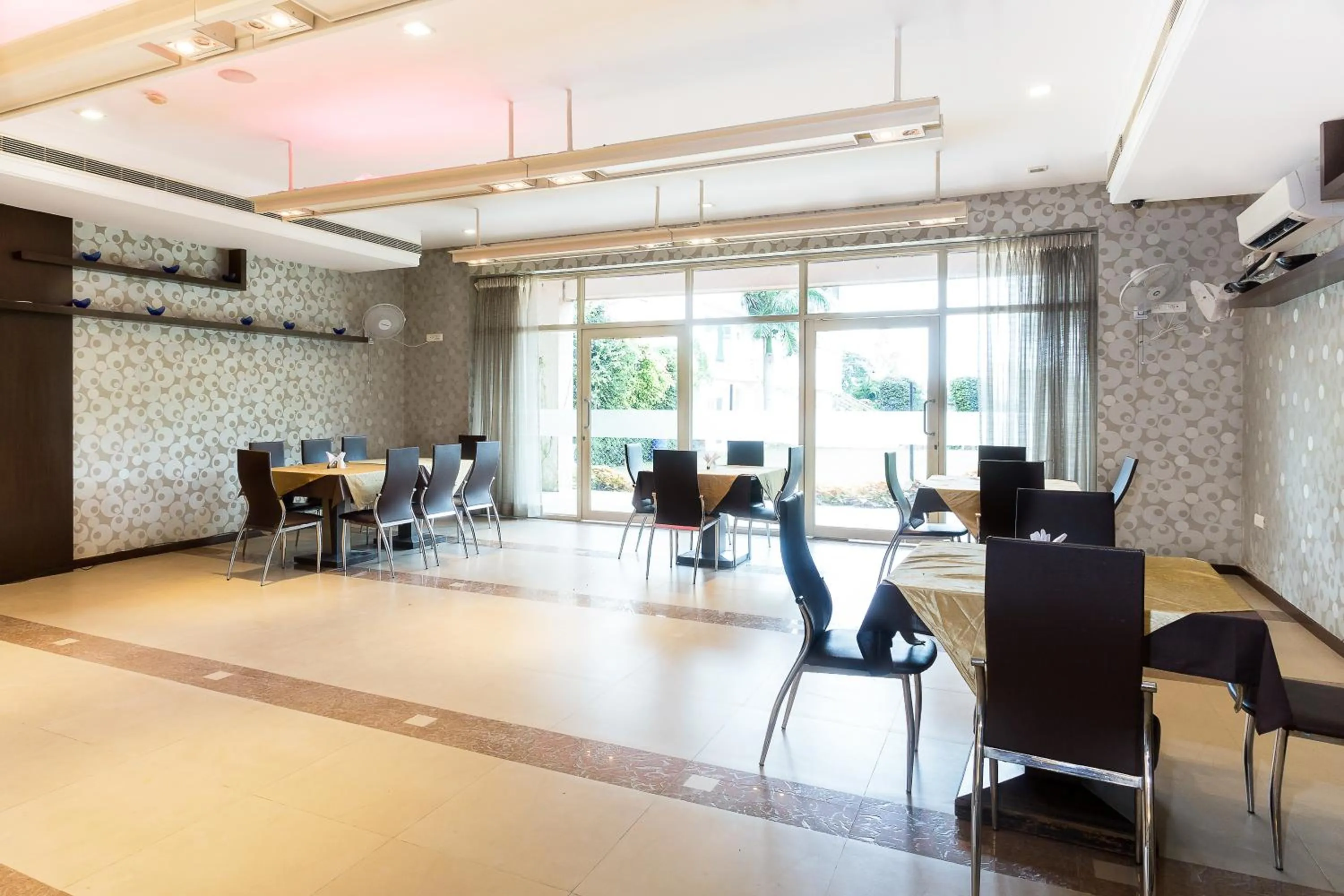 Restaurant/places to eat in Treebo Fort Club