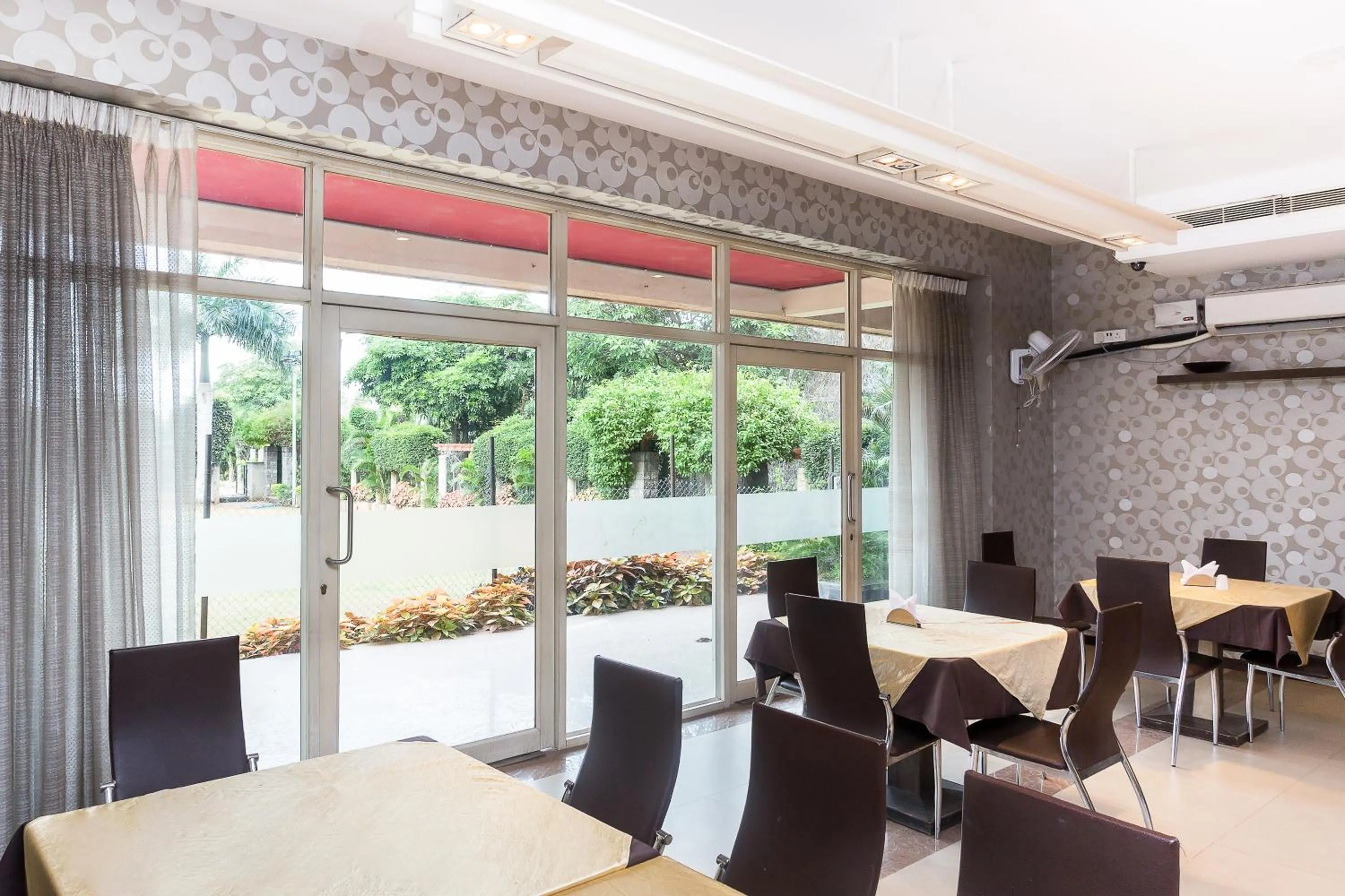 Restaurant/places to eat in Treebo Fort Club