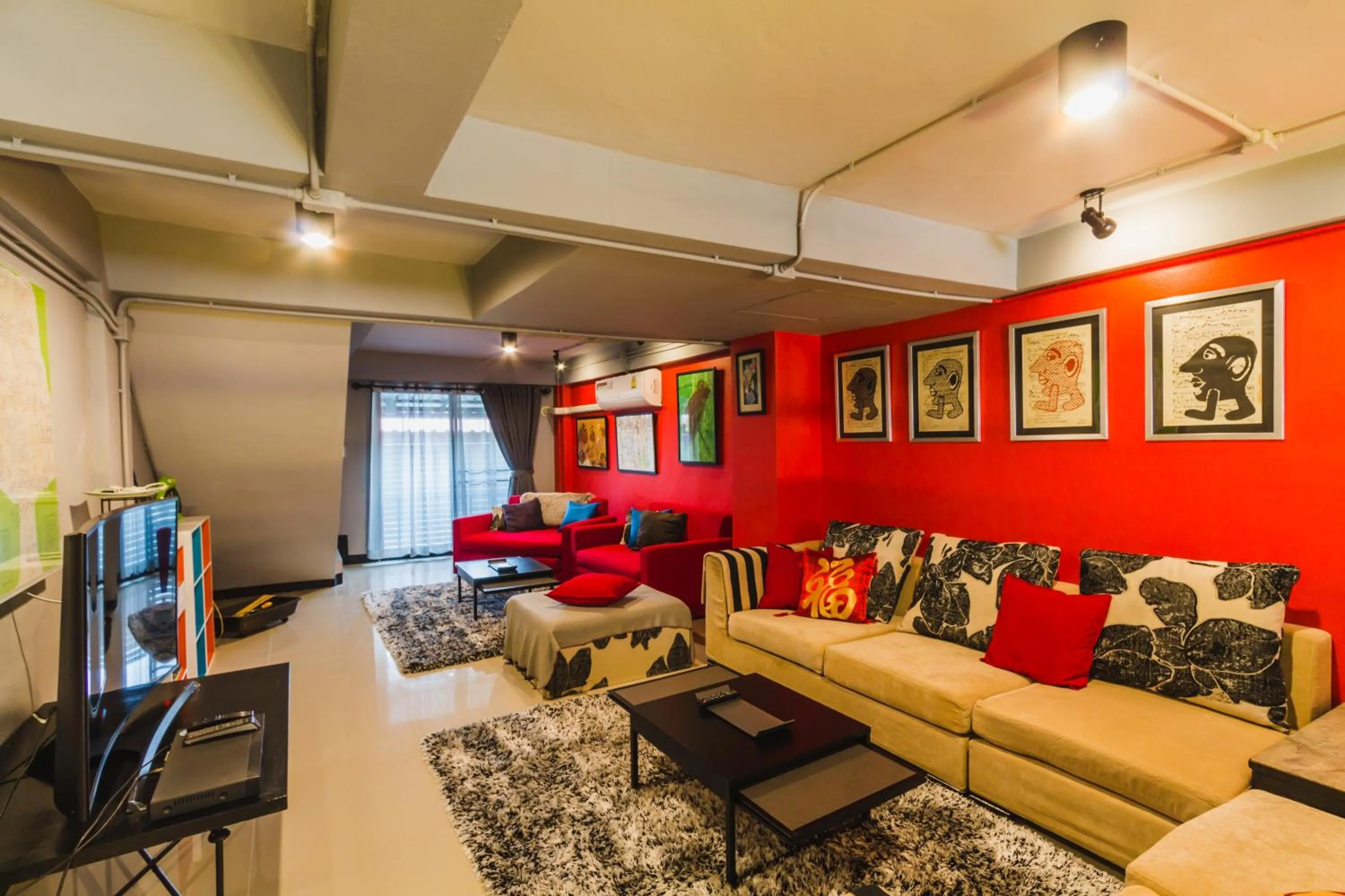 Communal lounge/ TV room in Chez Pom