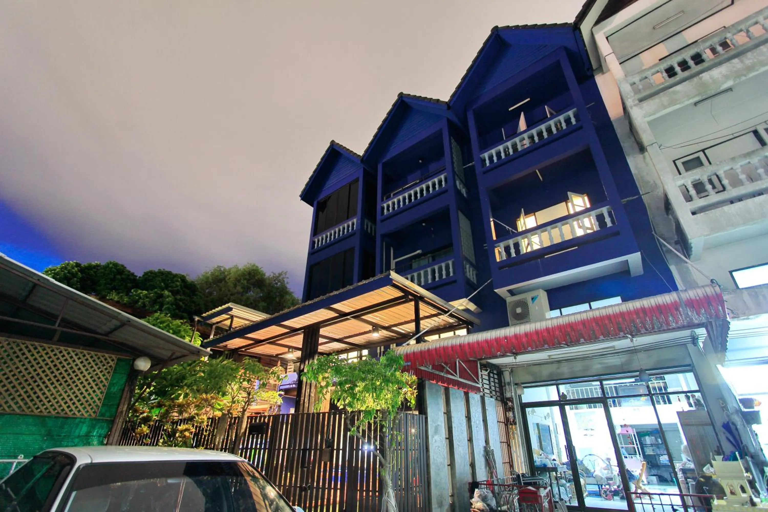 Facade/entrance in Chez Pom