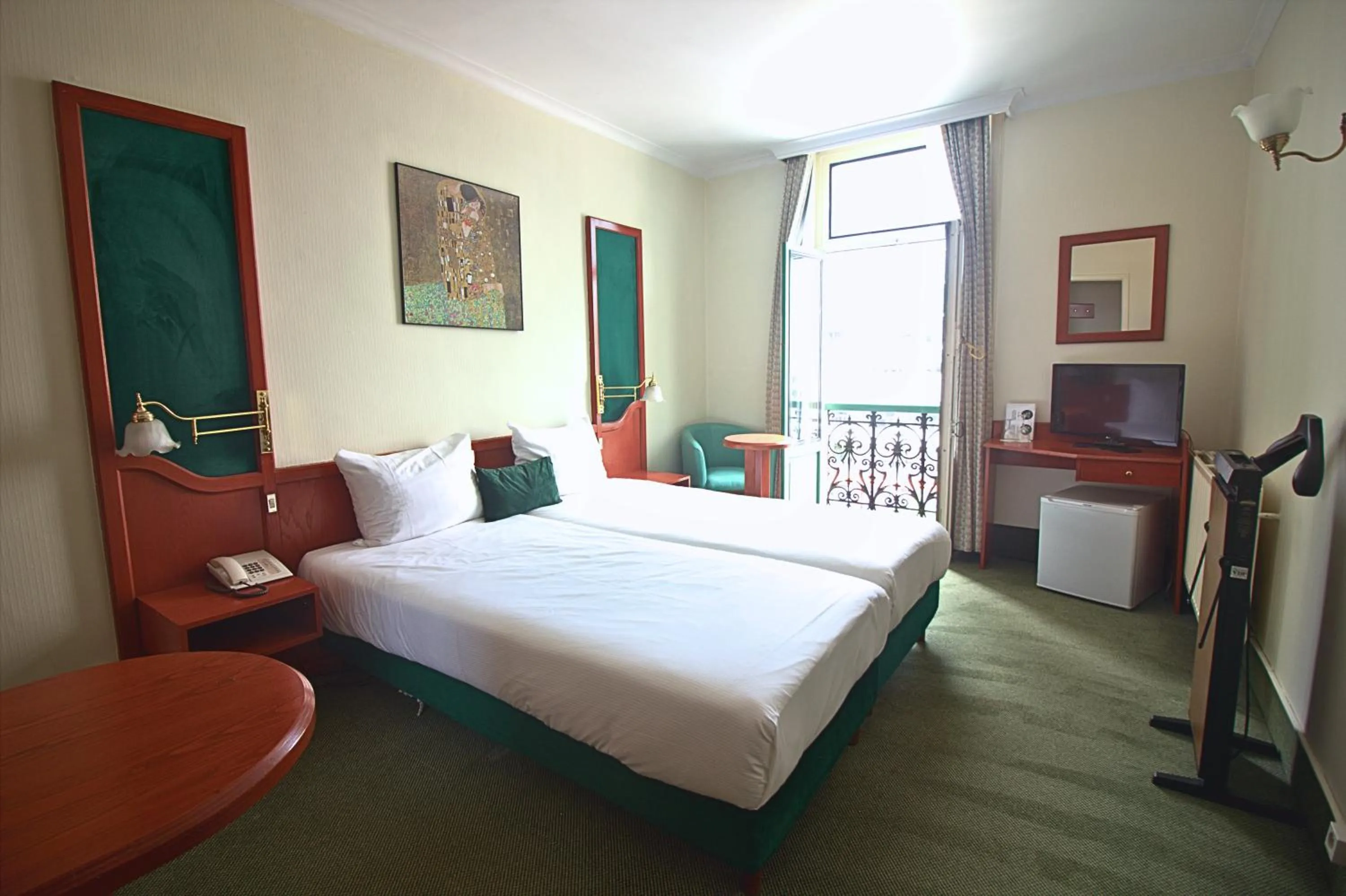 View (from property/room), Bed in Hotel Le Dome