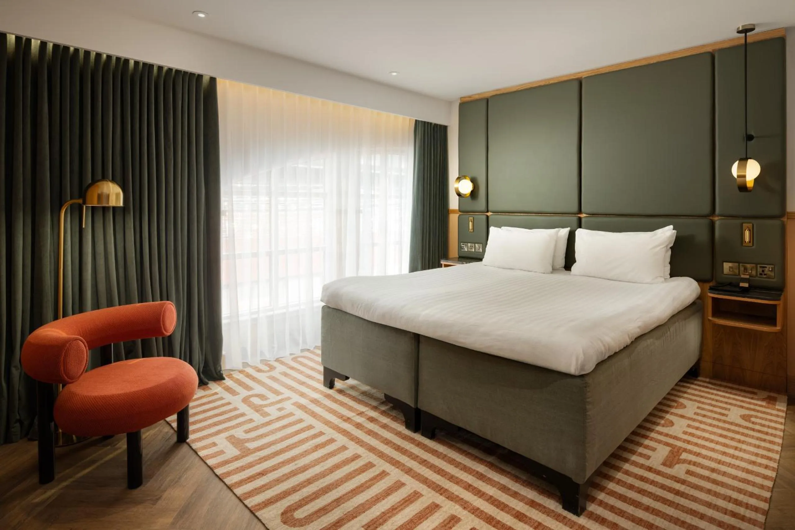 Bed in Carlton George Hotel