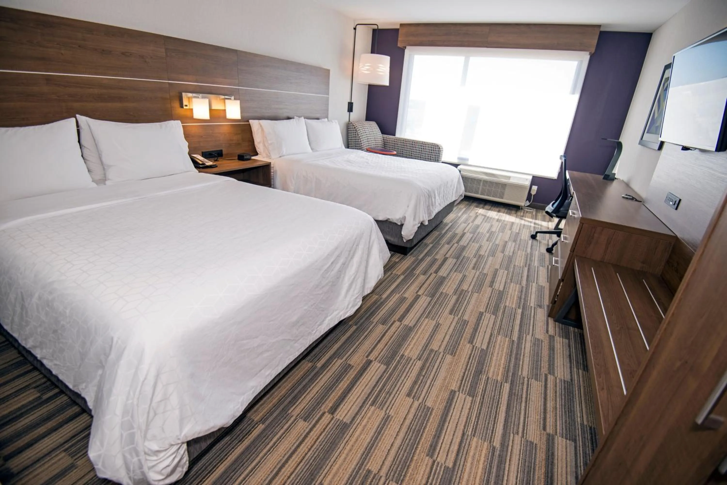 Photo of the whole room, Bed in Holiday Inn Express - Red Deer North by IHG