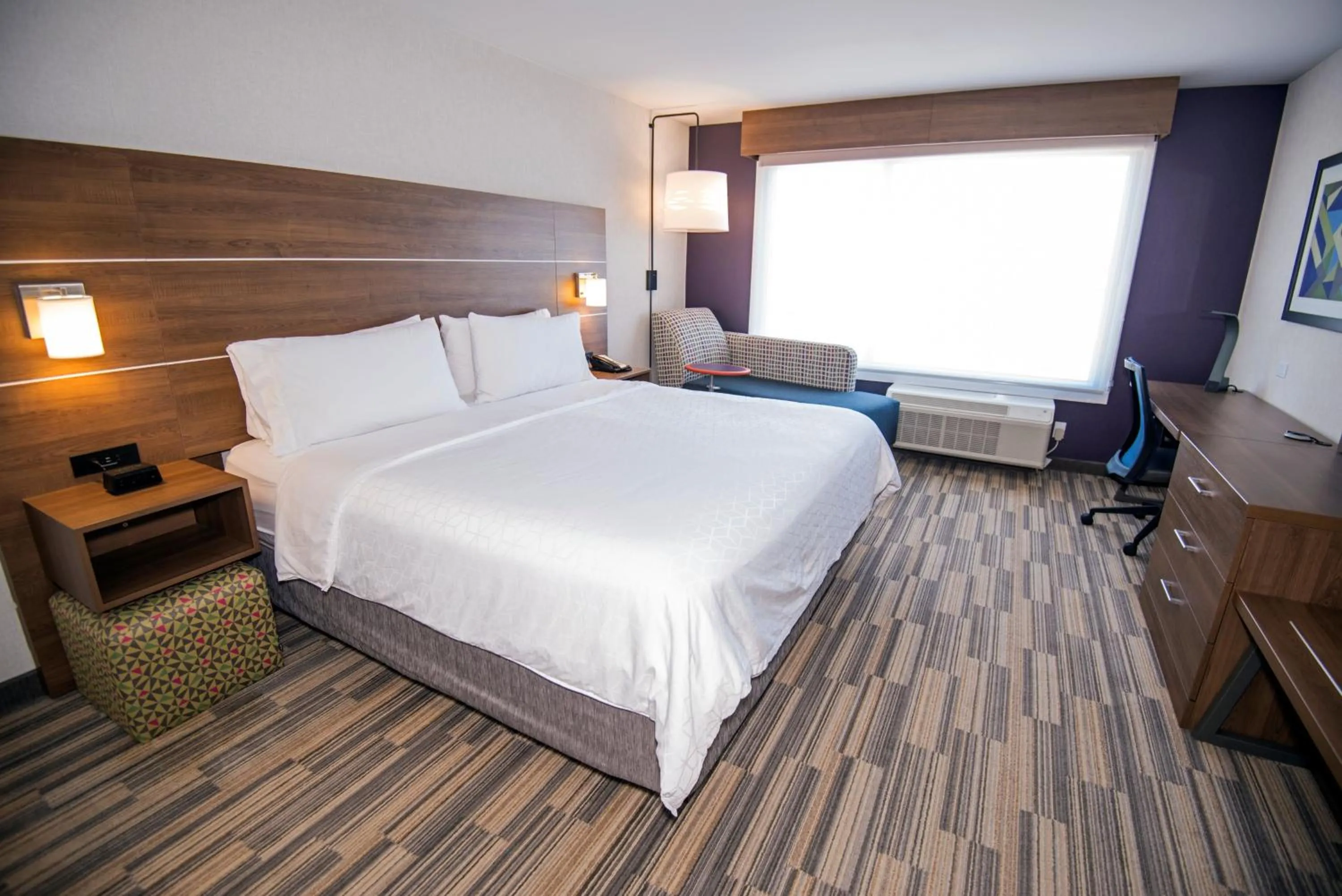 Photo of the whole room, Bed in Holiday Inn Express - Red Deer North by IHG