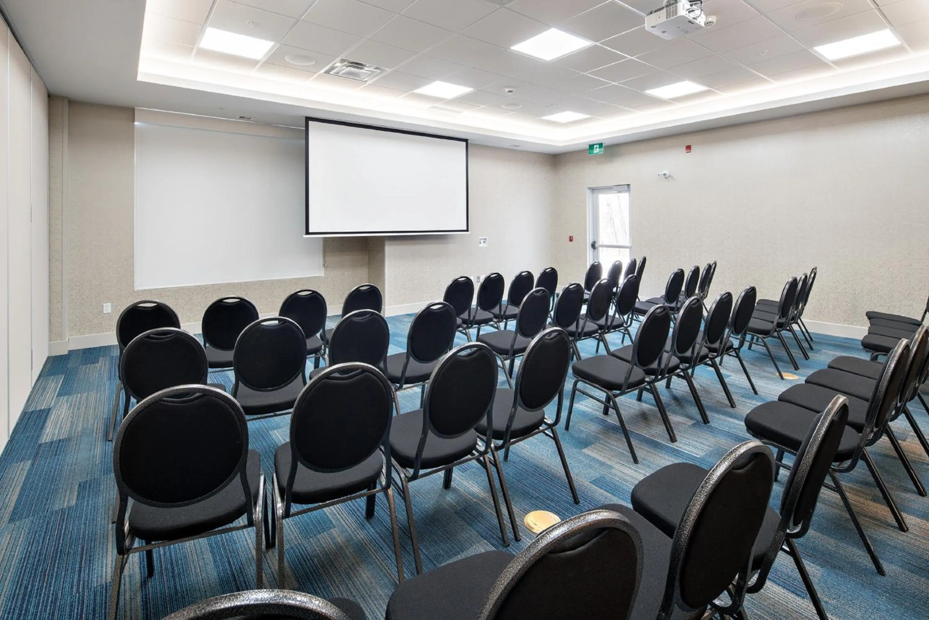 Meeting/conference room in Holiday Inn Express - Red Deer North by IHG