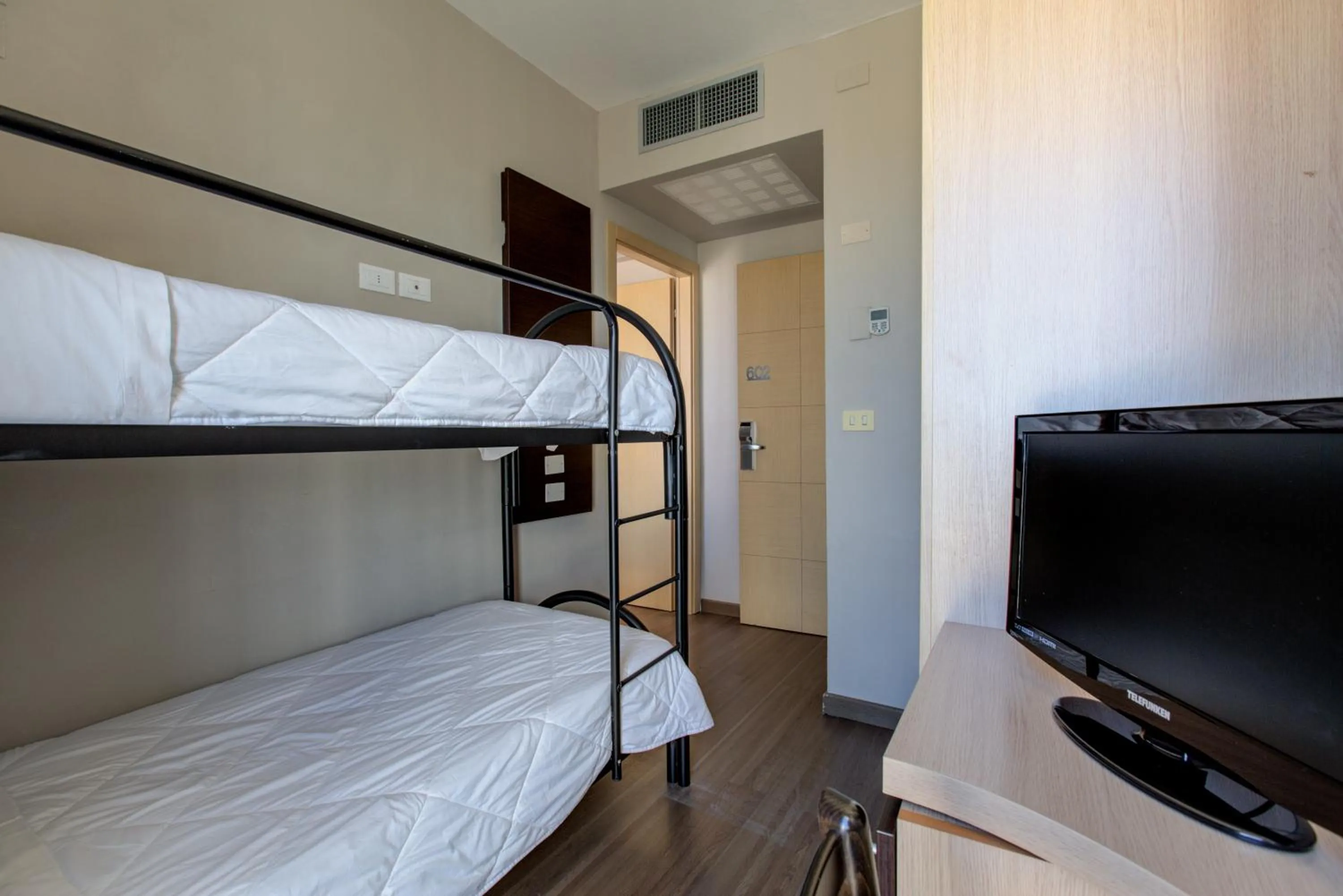 Bedroom, Bed in Hotel Aiglon