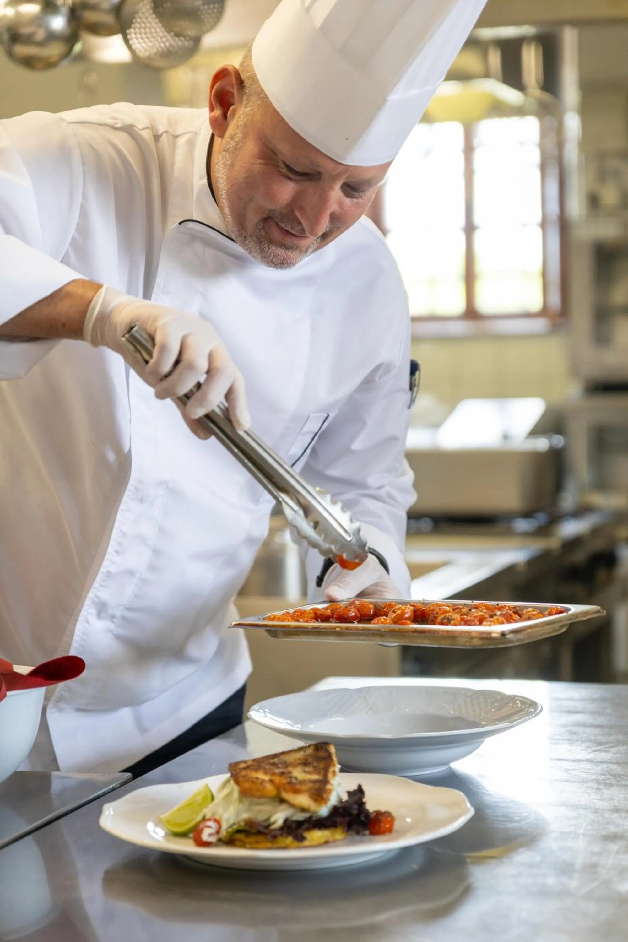 Restaurant/places to eat in Galicia Nueva, castle hotel