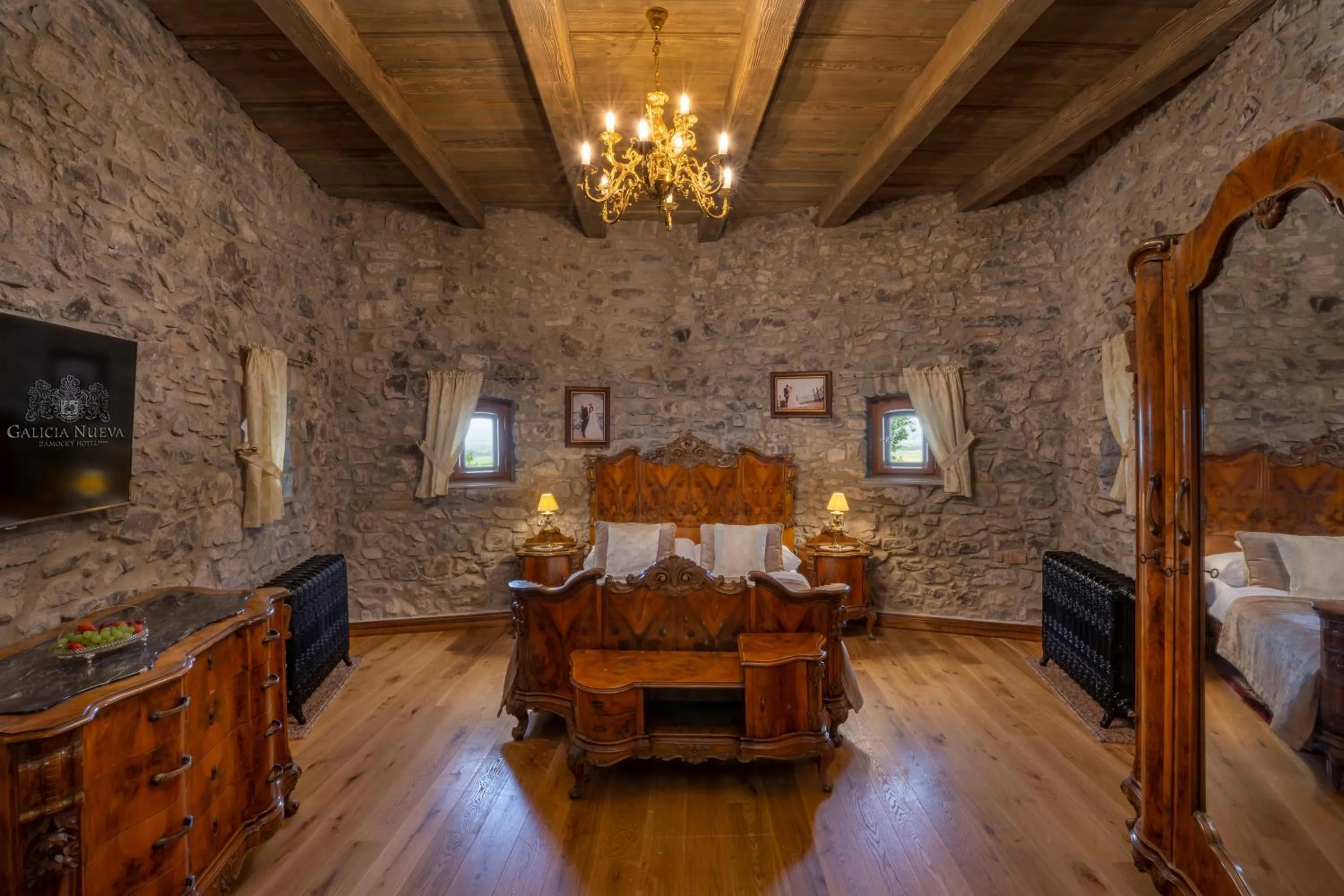 Photo of the whole room in Galicia Nueva, castle hotel