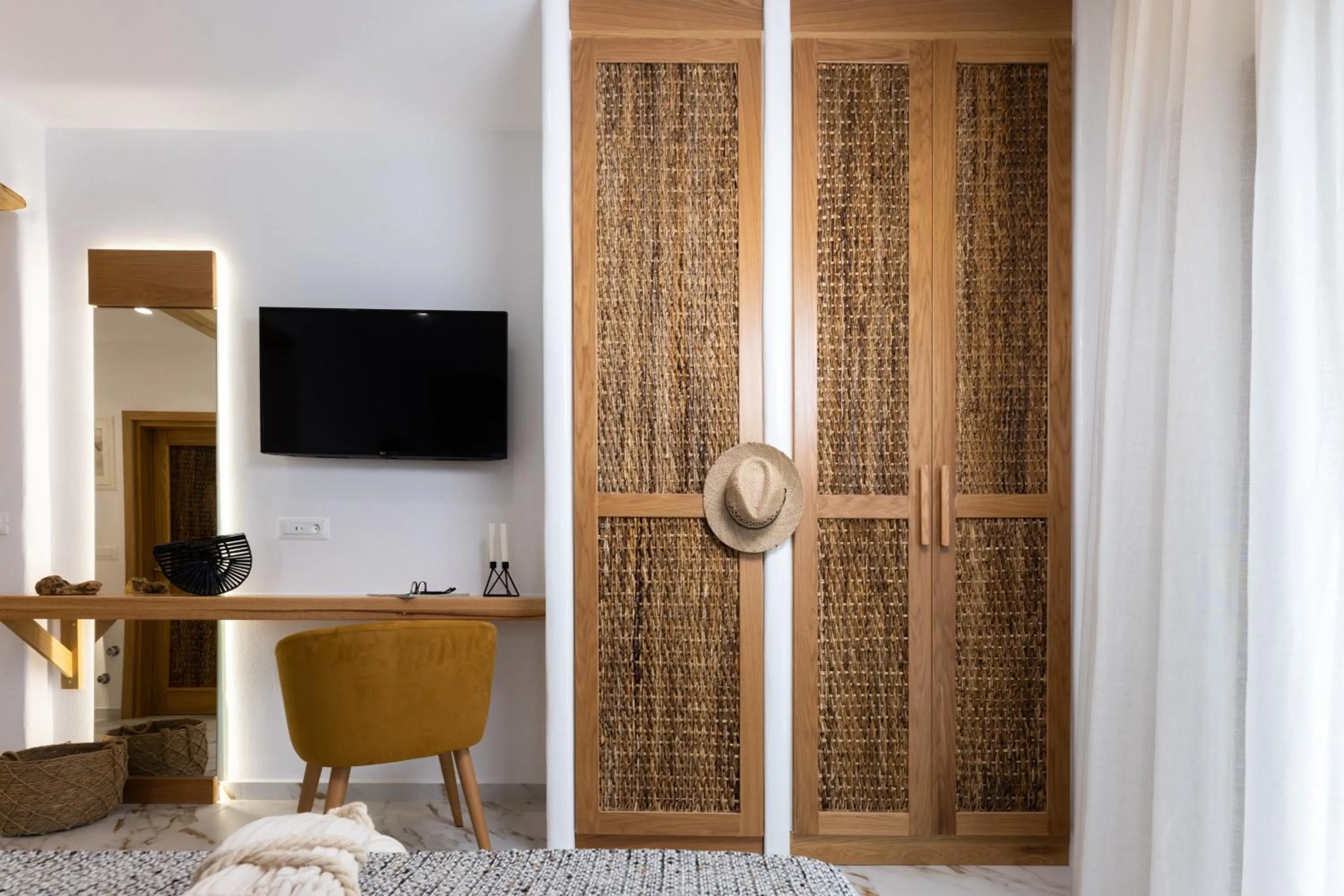 TV and multimedia in Ktima Lino