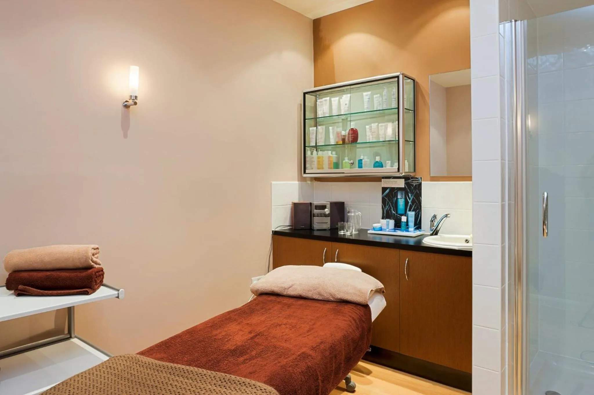 Spa and wellness centre/facilities, Bed in Holiday Inn Corby Kettering A43 by IHG